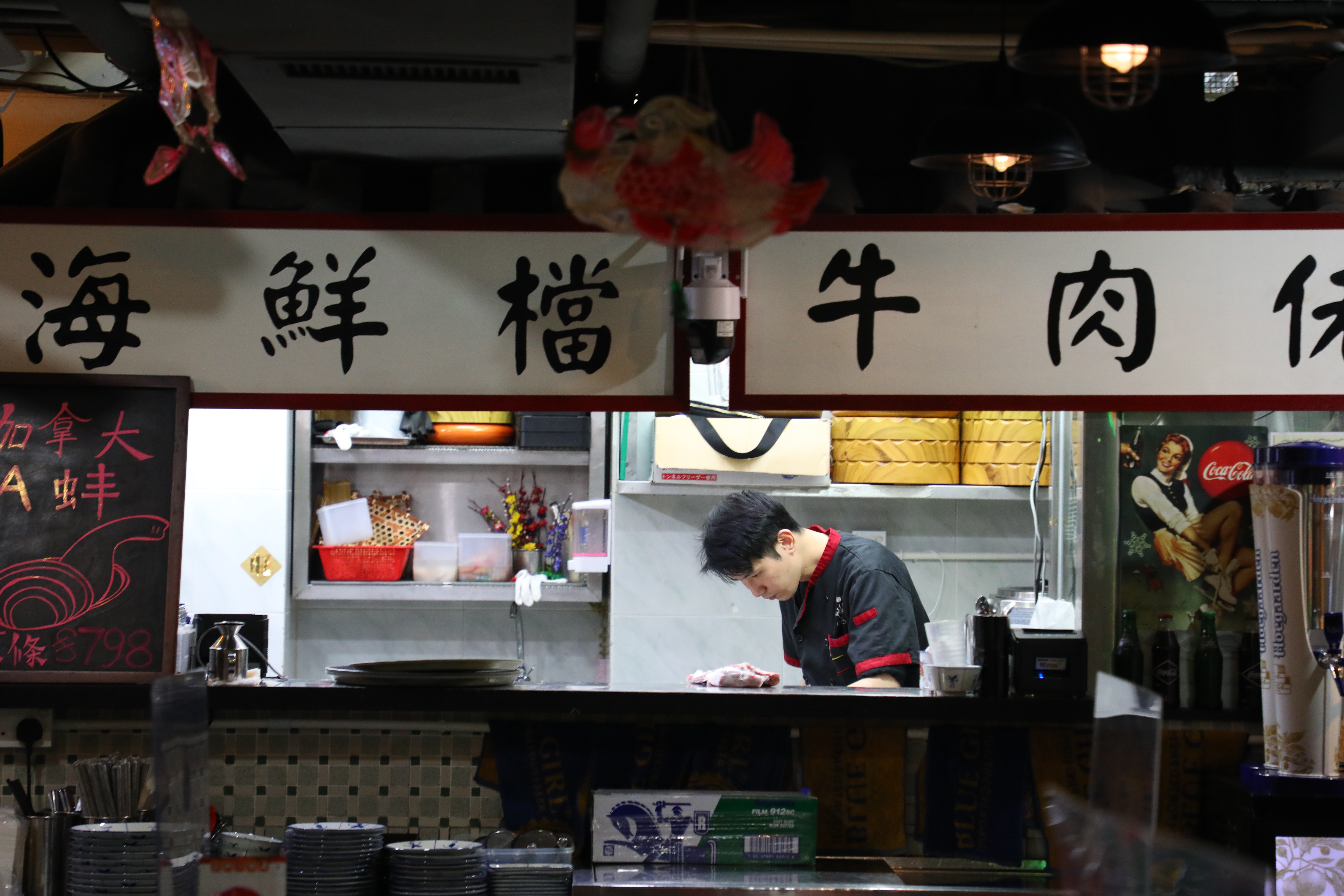 掛著海鮮檔、牛肉佬的招牌後，真有廚師在處理食材。