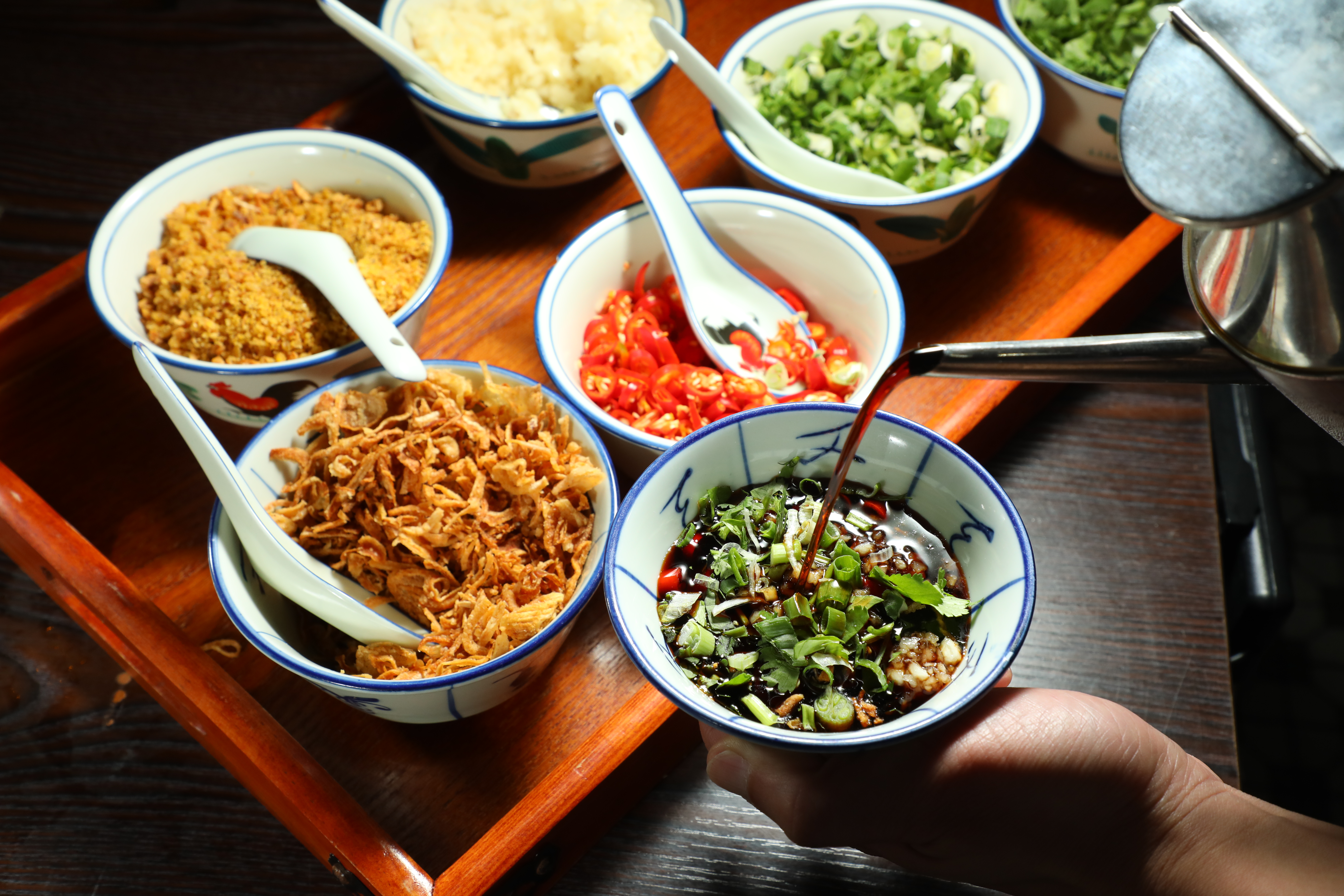 火鍋沾醬有蔥花、蒜泥、辣椒、香菜、蘿蔔乾和蔥酥，可隨口味任意組合。