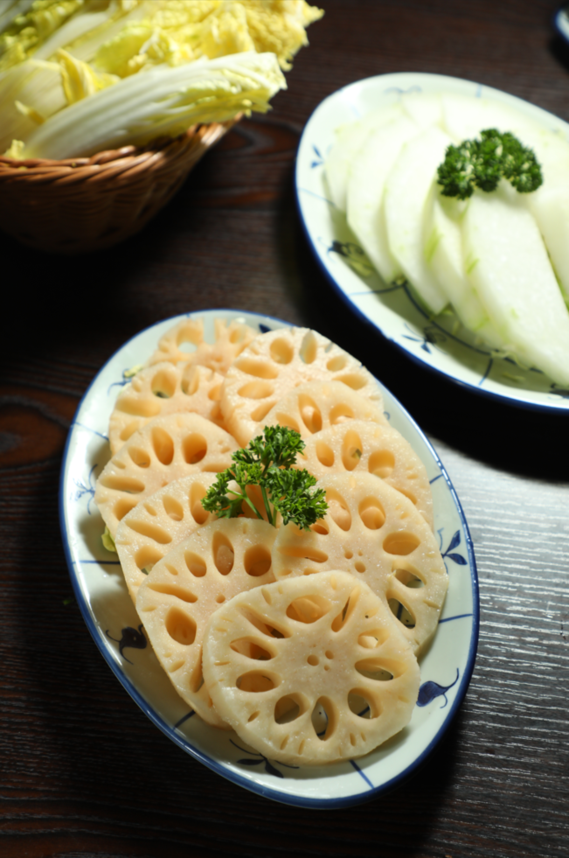 鍋底味道重，最好選些耐煮的火鍋料如蓮藕片、冬瓜片、娃娃菜。（皆港幣38元／份）