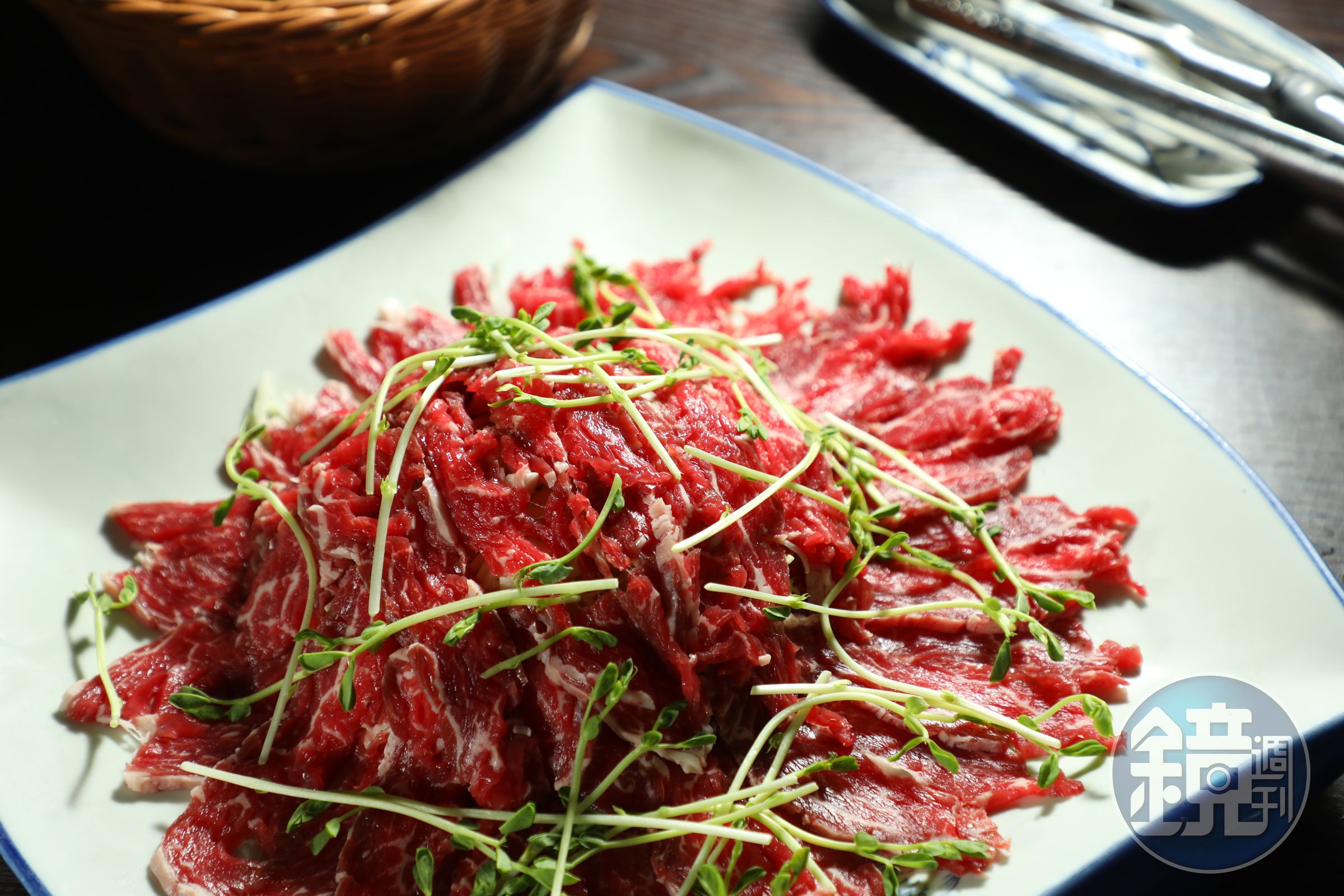 「手切本地牛肉」滋味鮮美，涮沙嗲鍋也很搭。（港幣288元／小份、港幣348元／大份）