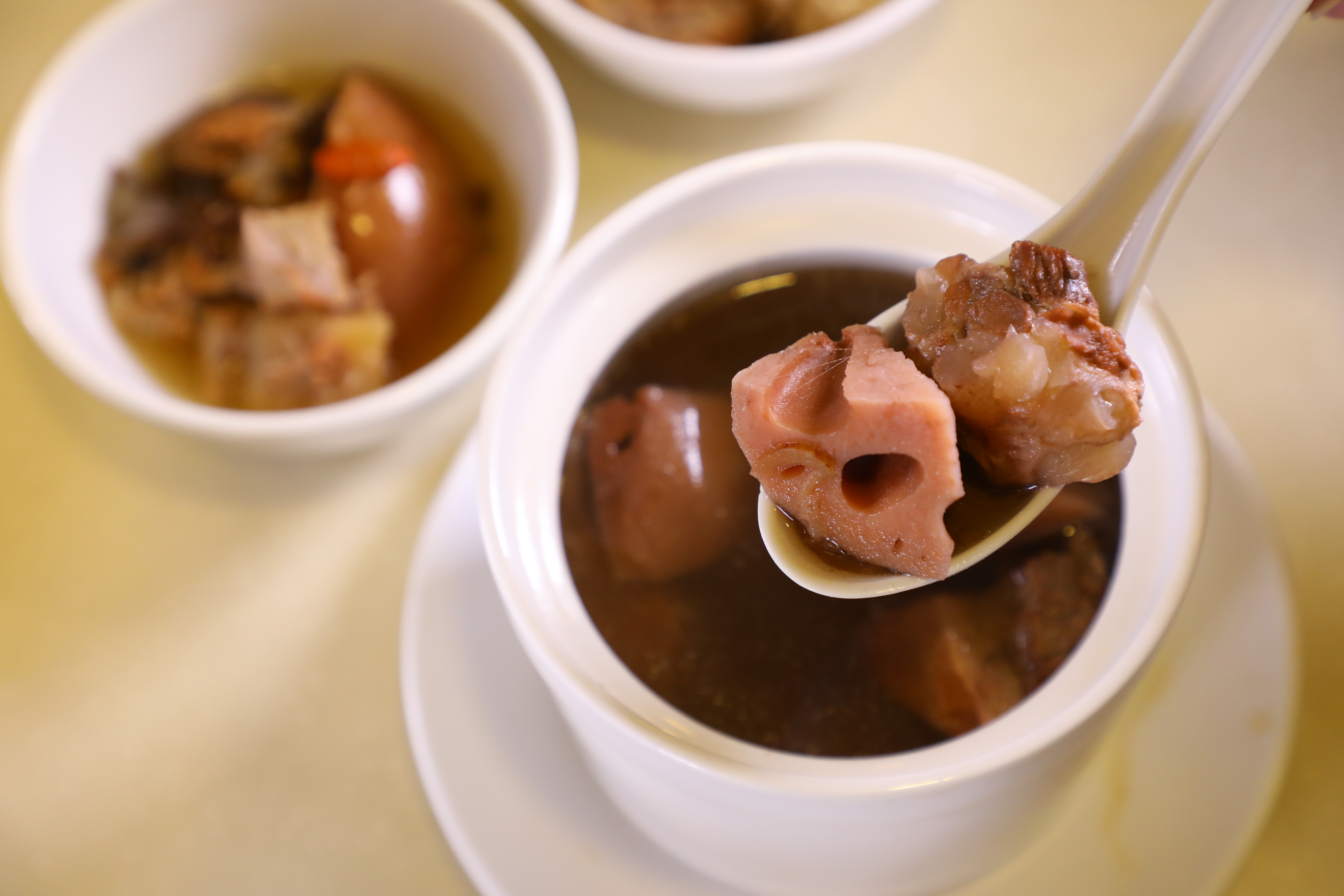 「蓮藕章魚綠豆排骨燉湯」略帶腥味，但看在有補氣血功效的份上，還是努力喝掉它。（港幣75元／盅）