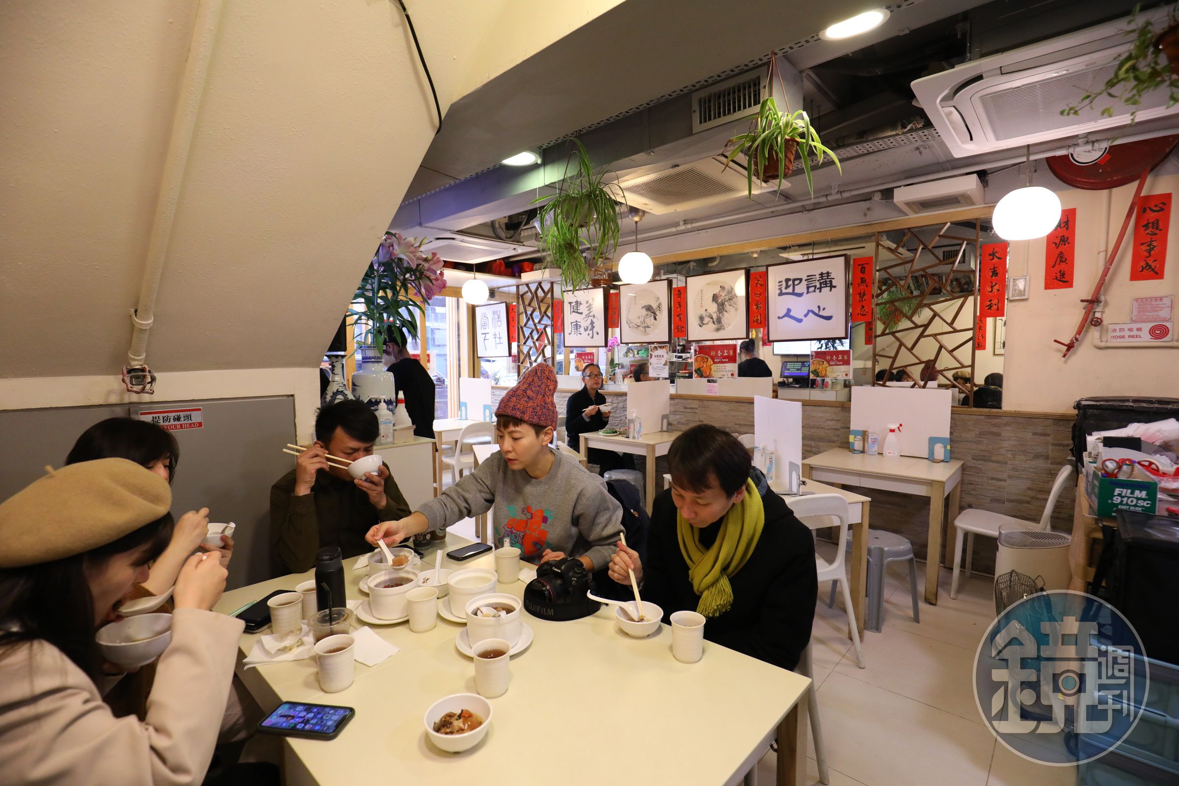球哥的店面不大，很多人選擇外帶湯品回去喝。