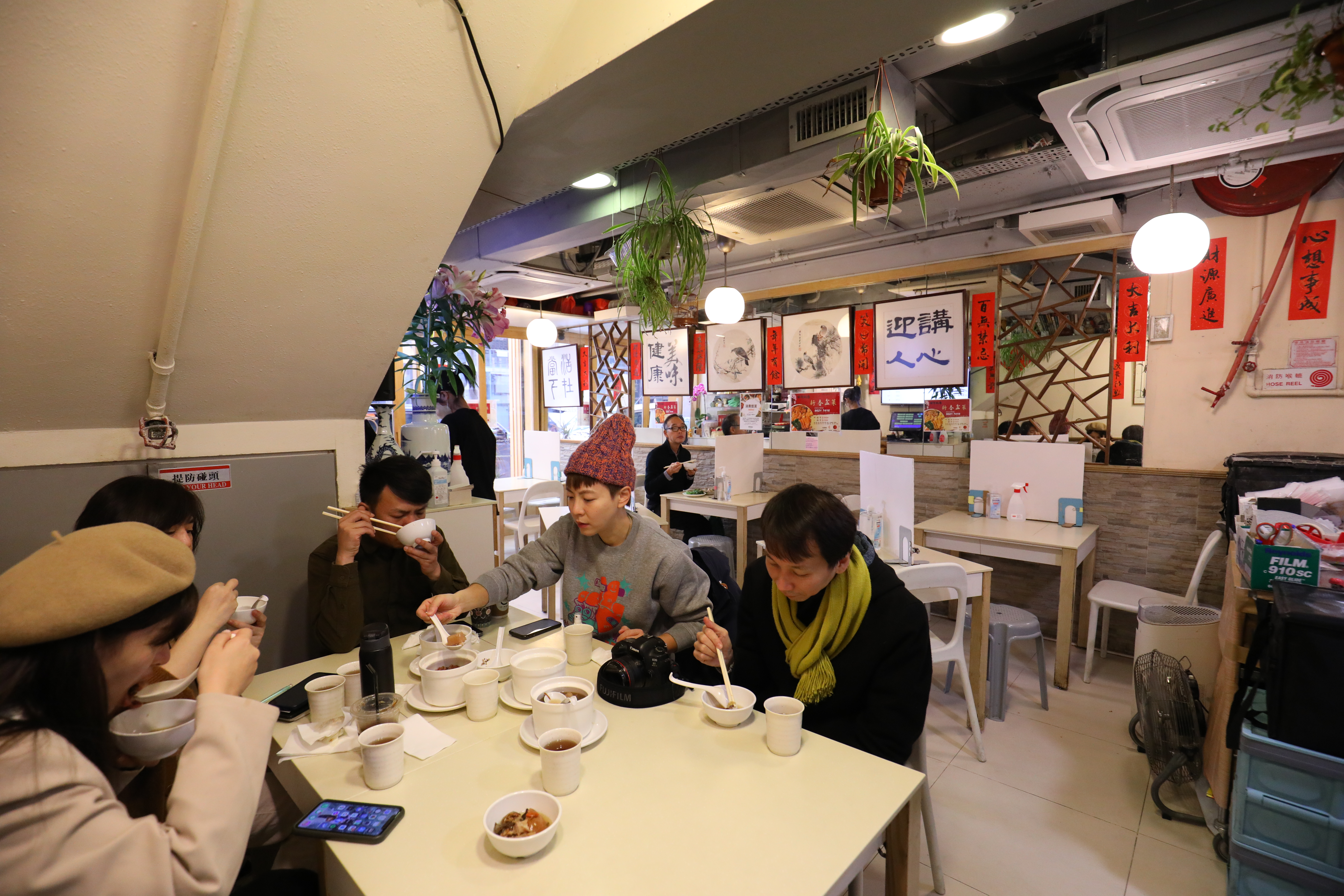 球哥的店面不大，很多人選擇外帶湯品回去喝。