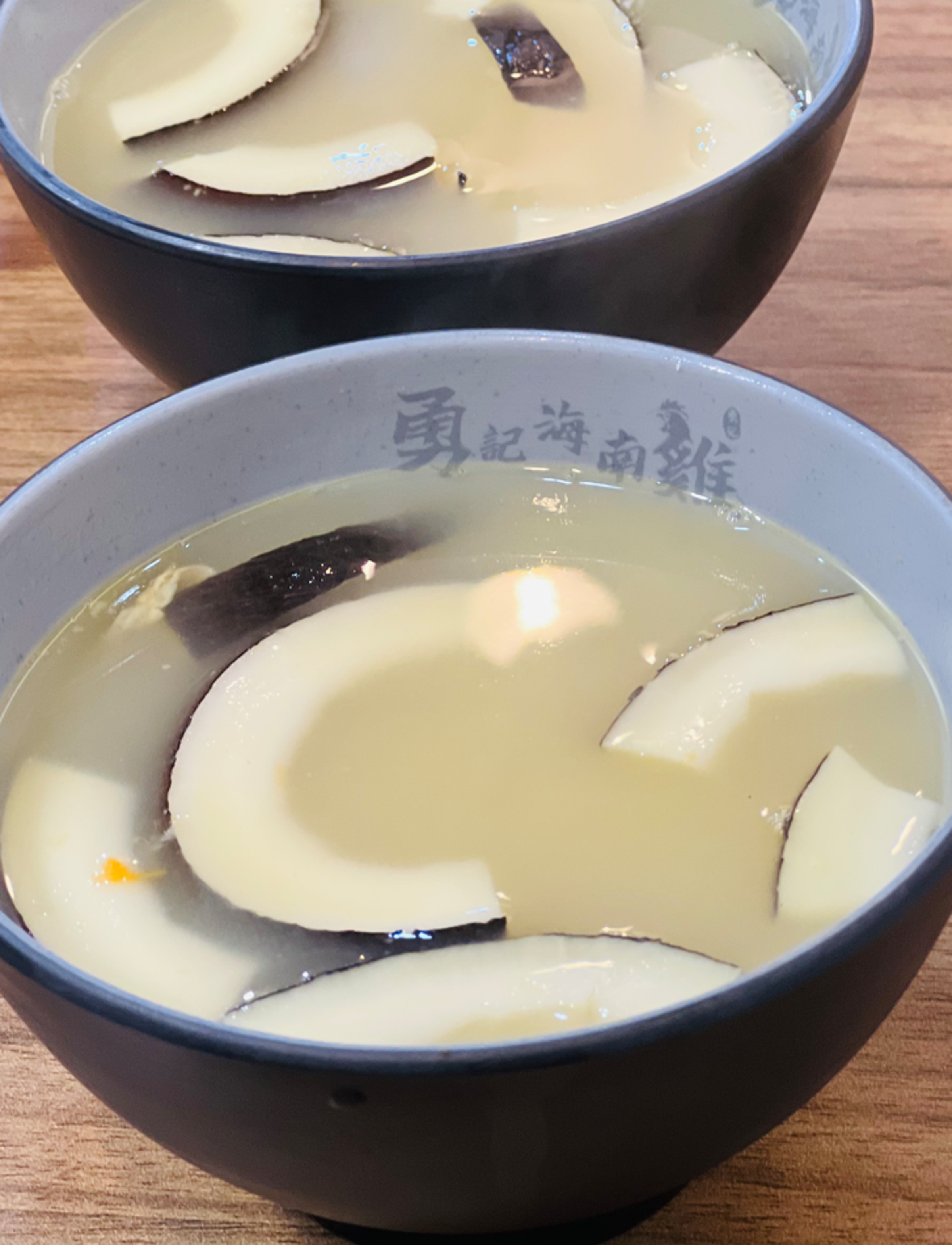 贈送的「椰子雞湯」用海底椰煲成，清熱潤肺。（港幣195元2人餐）