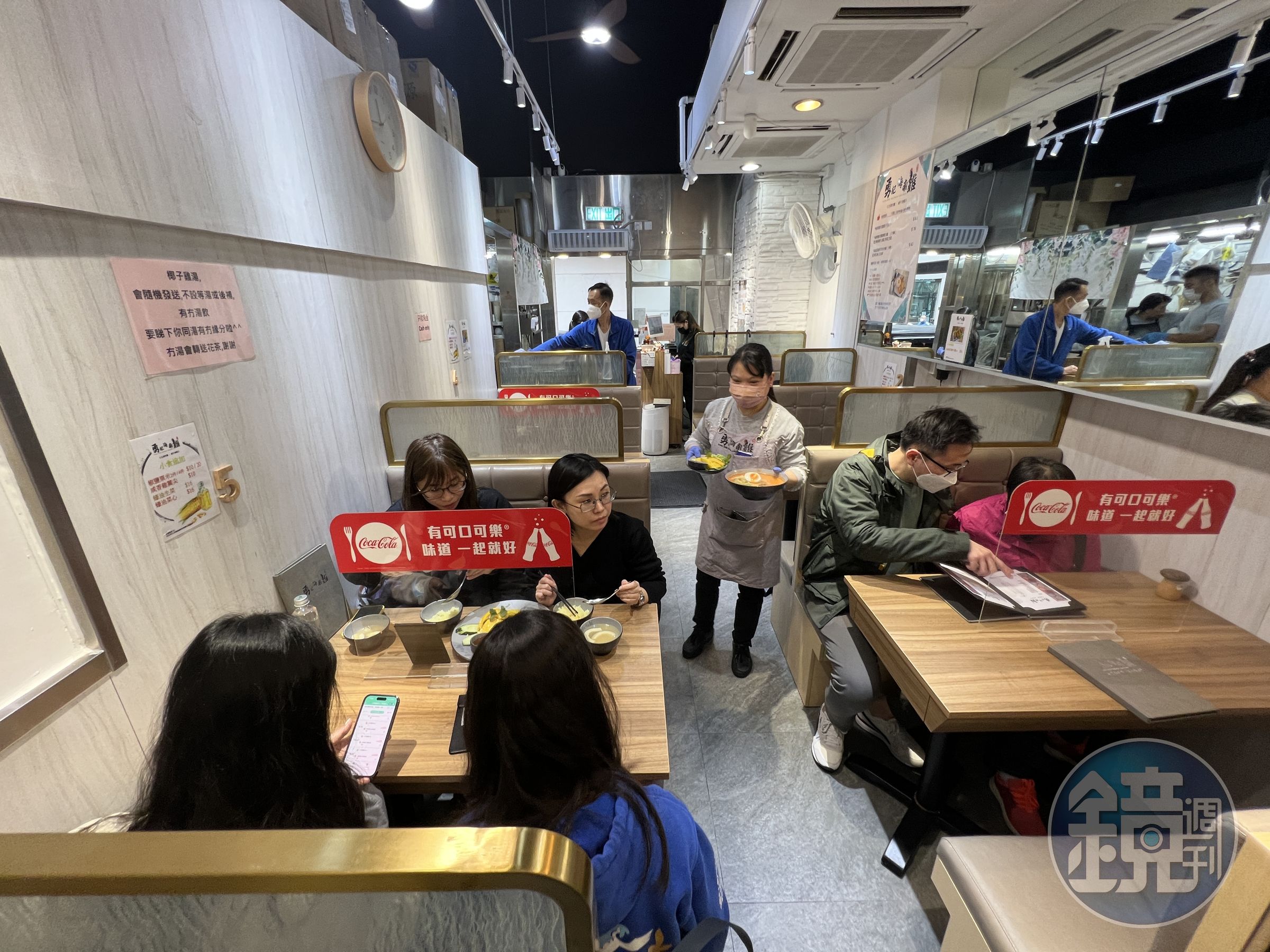 「勇記海南雞」的店面不大，通常需要併桌。