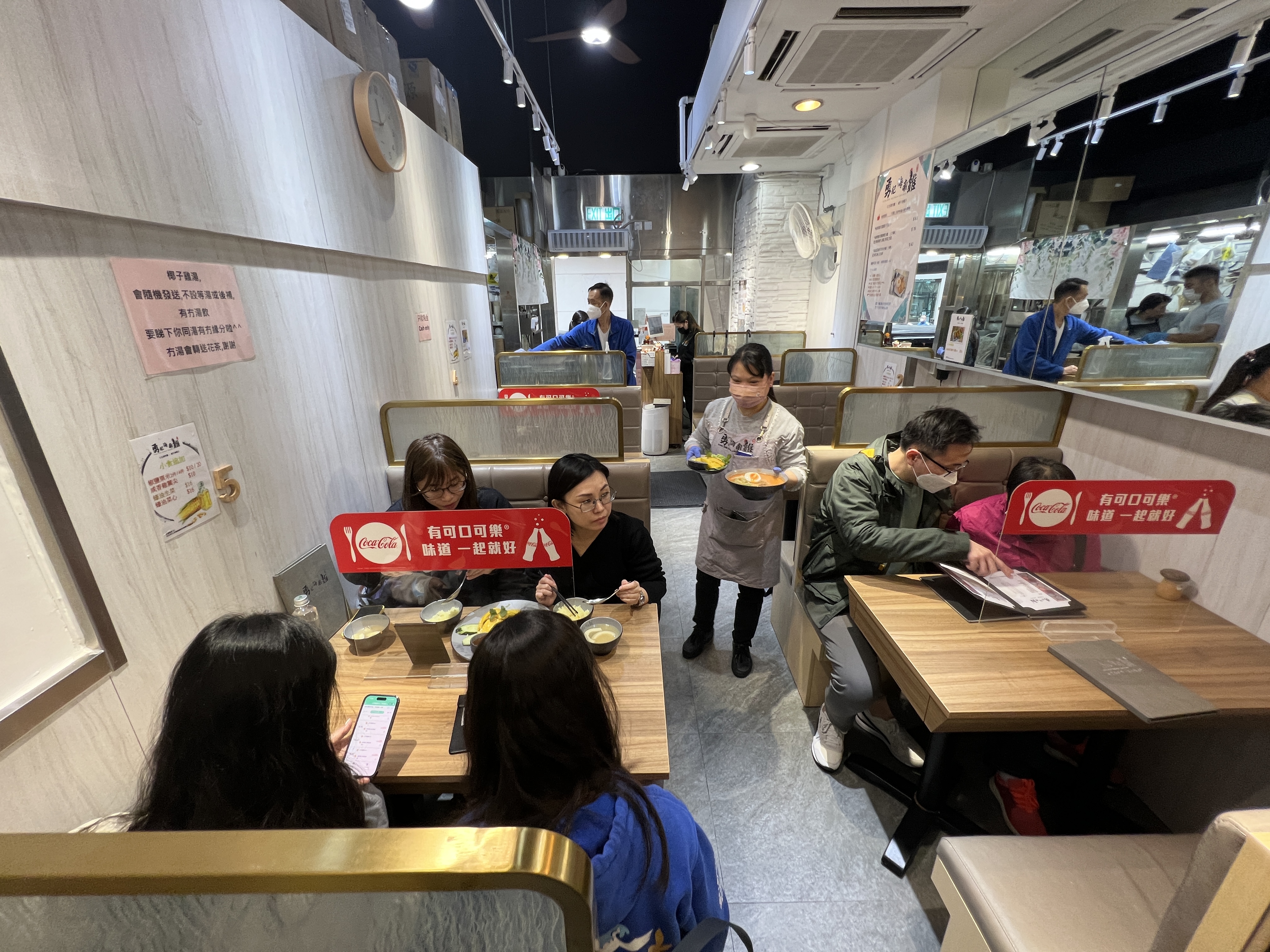「勇記海南雞」的店面不大，通常需要併桌。
