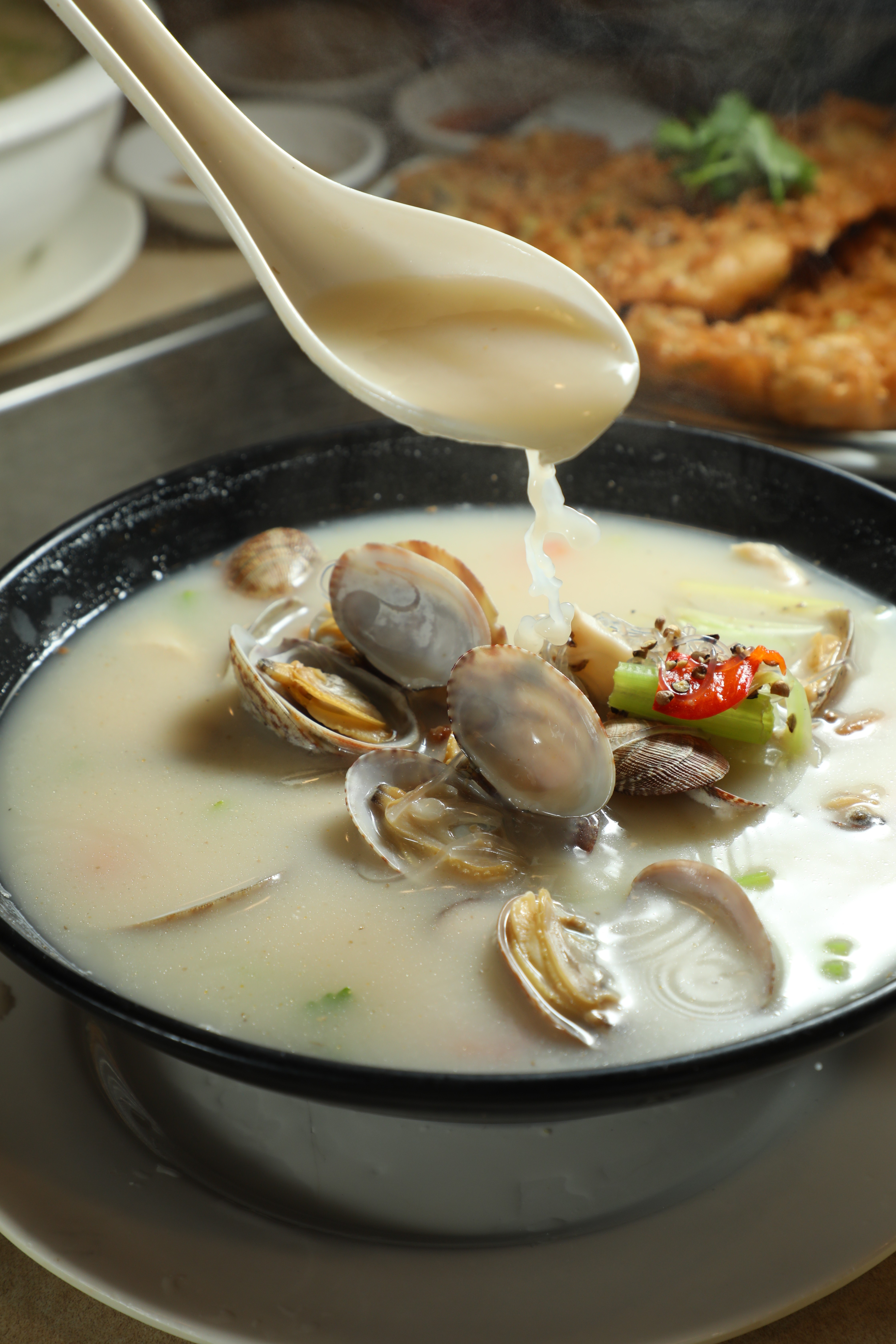 「魚湯浸大蜆」讓蜆肉鮮上加鮮。（港幣98元／份）