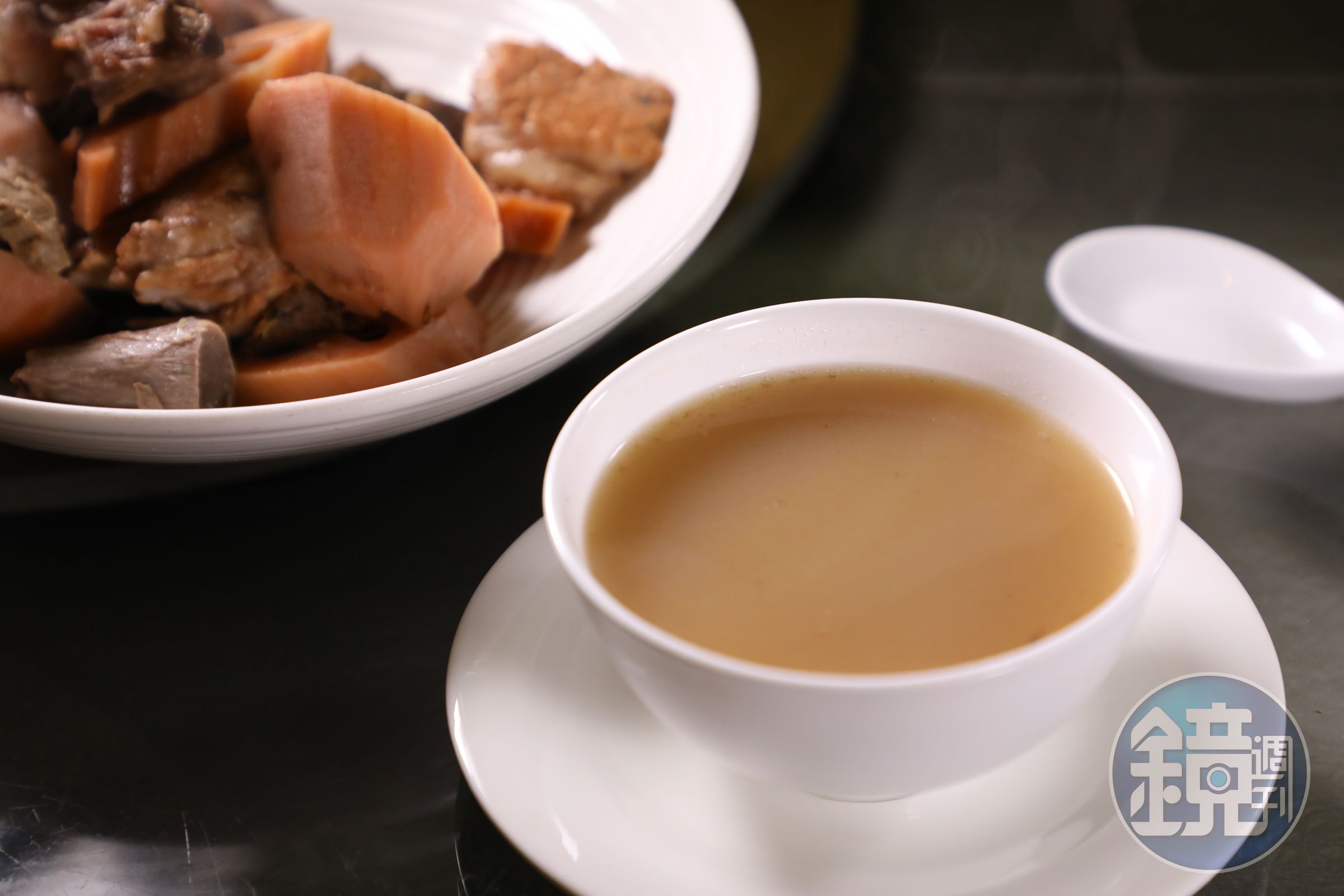粵菜館子每天會出準備一鍋煲湯,益新的「明火煲例湯」今天是蓮藕瘦肉。