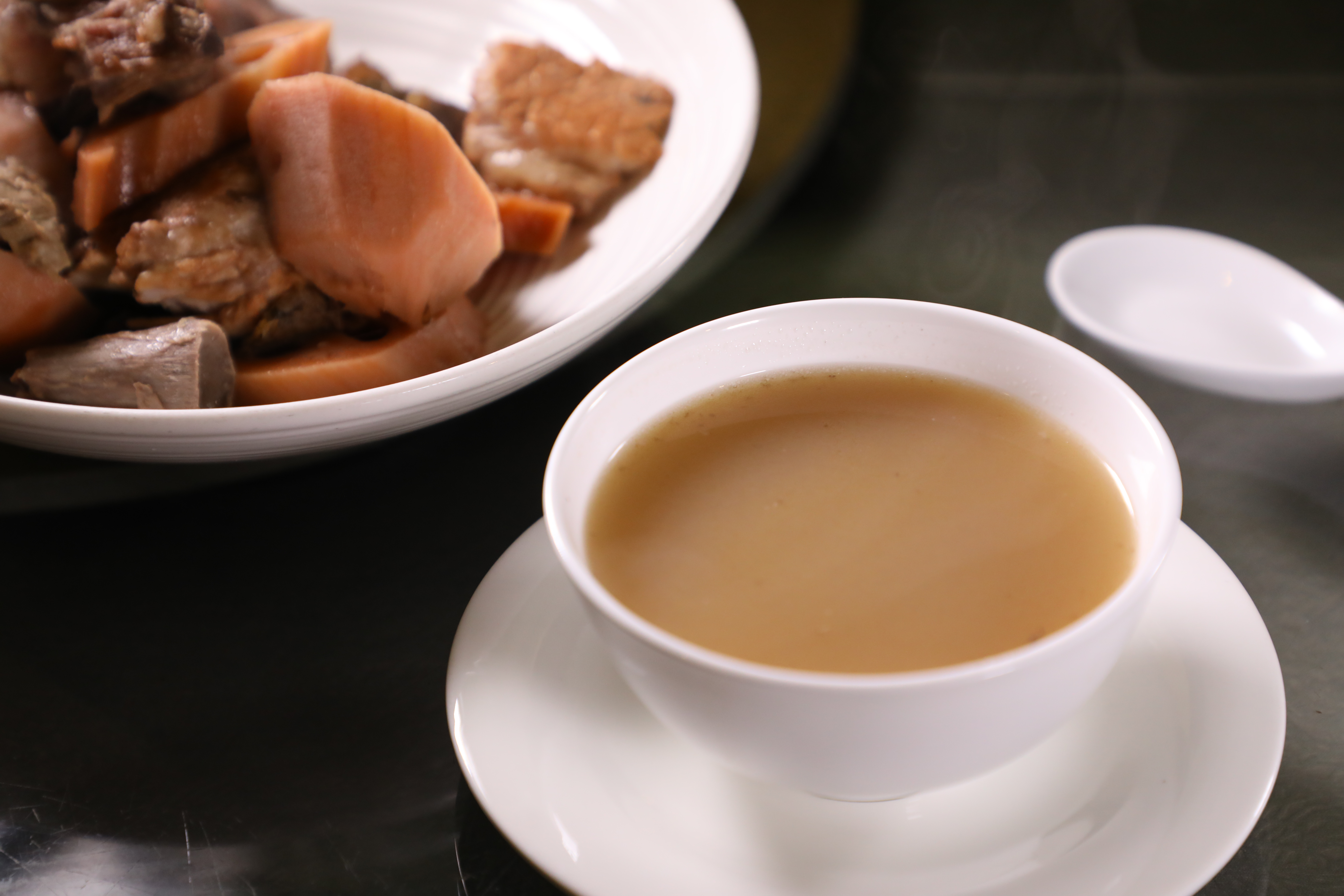 粵菜館子每天會出準備一鍋煲湯，益新的「明火煲例湯」今天是蓮藕瘦肉。