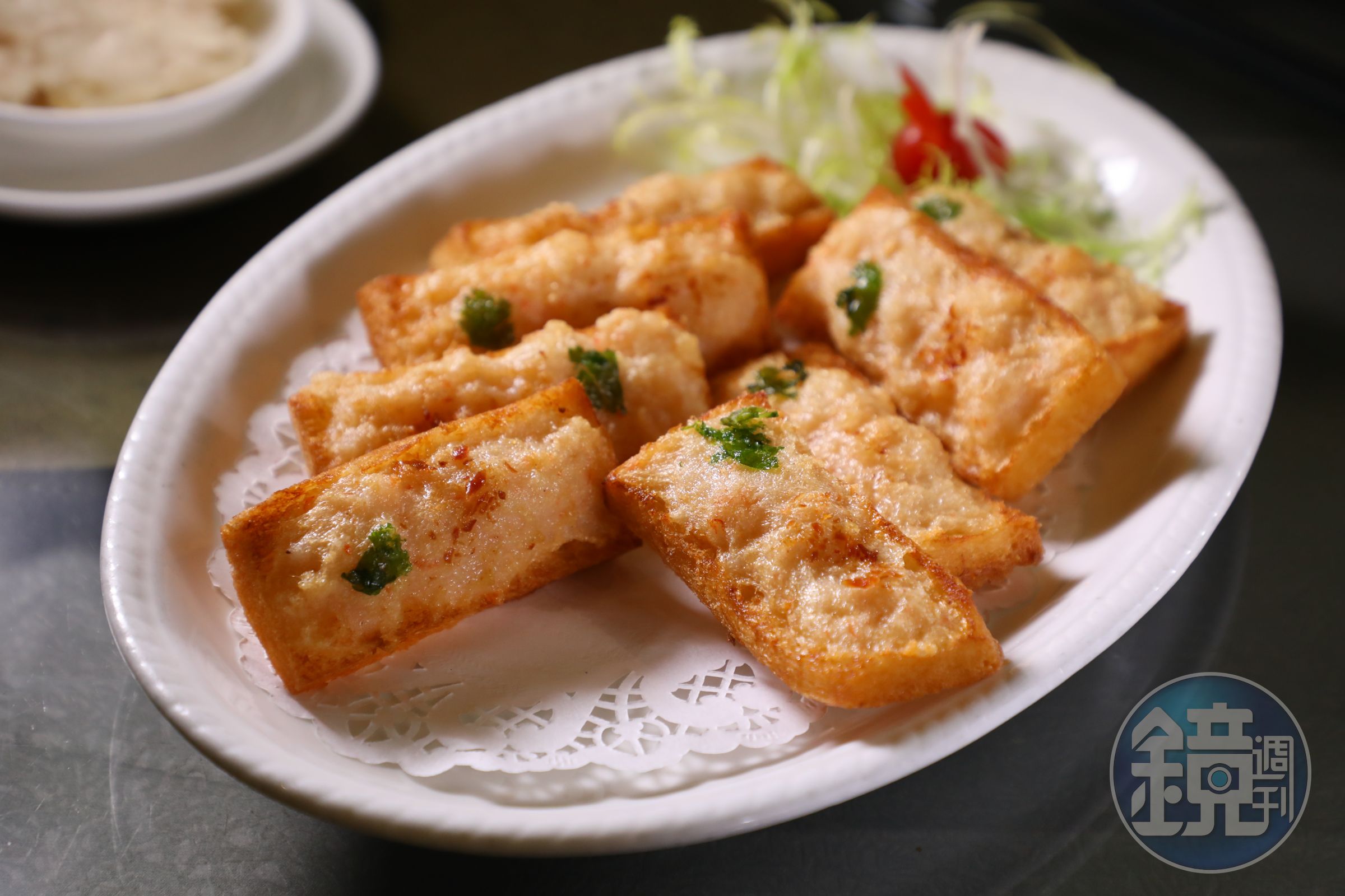 「窩貼蝦多士」是70年代流行的創新順德菜,現在多見於茶餐廳。(港幣200元/份)