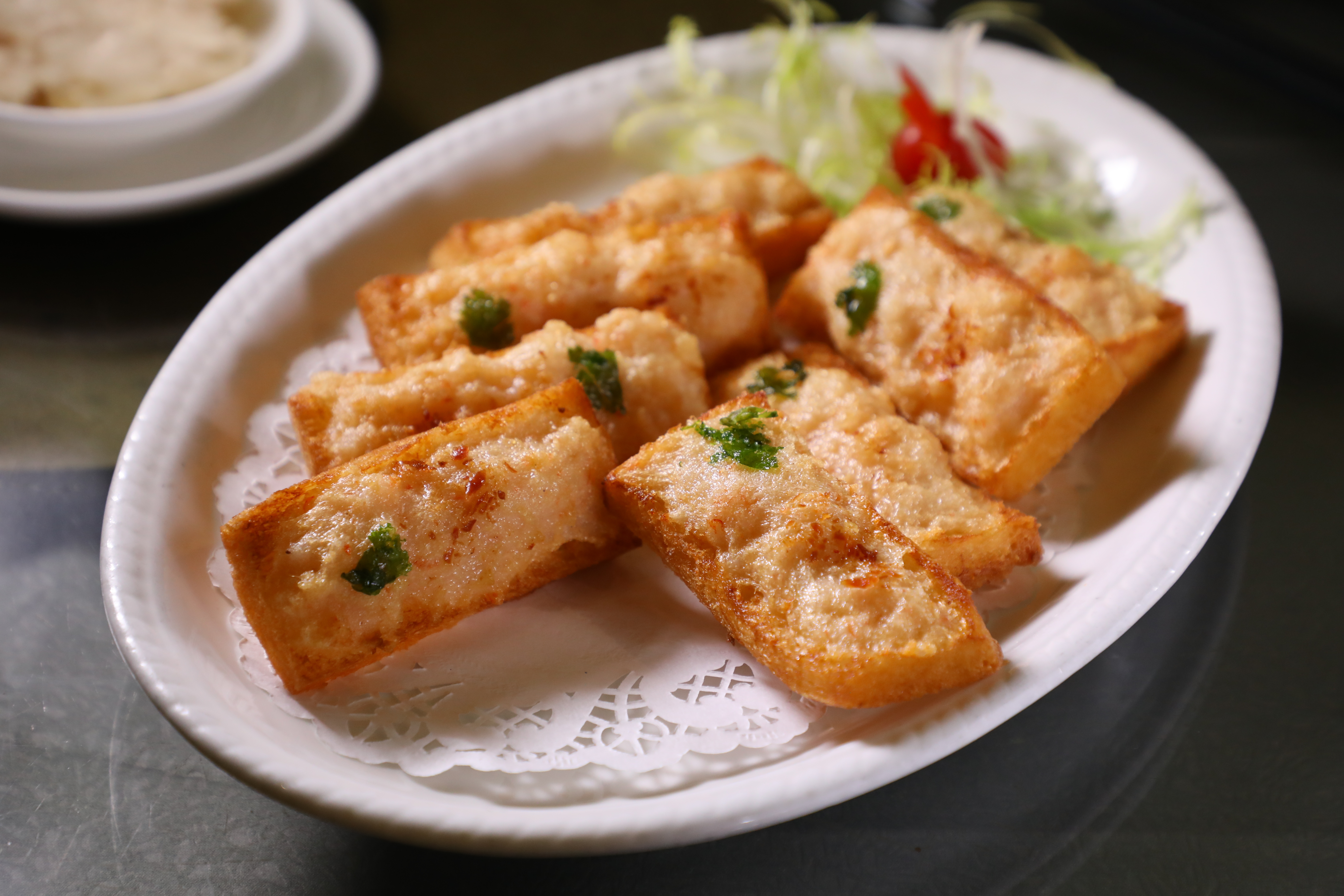 「窩貼蝦多士」是70年代流行的創新順德菜，現在多見於茶餐廳。（港幣200元／份）