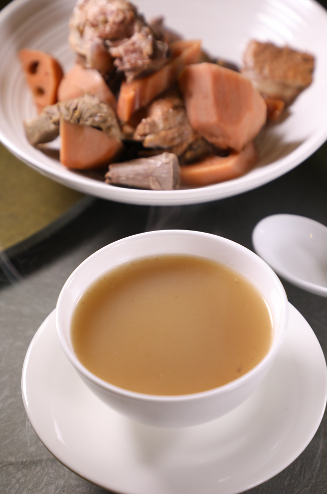 益新的「明火煲例湯」定期更換湯譜，今天喝到蓮藕瘦肉的組合。（港幣198元／例）