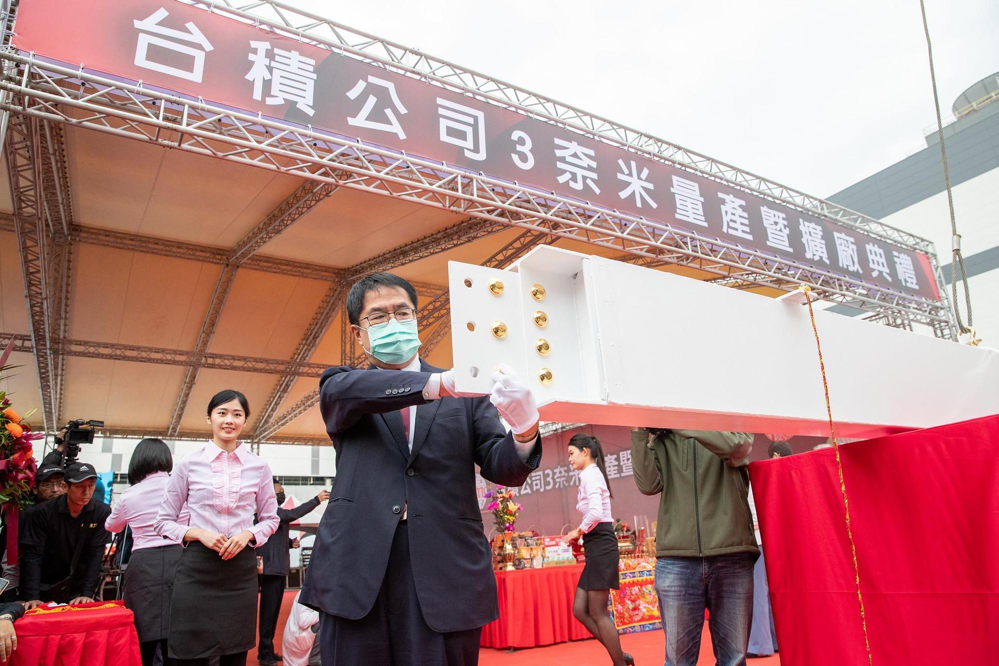 黃偉哲歡迎捷克與台南高科技業合作,圖為他出席台積電三奈米廠擴廠典禮 (台南市政府提供)