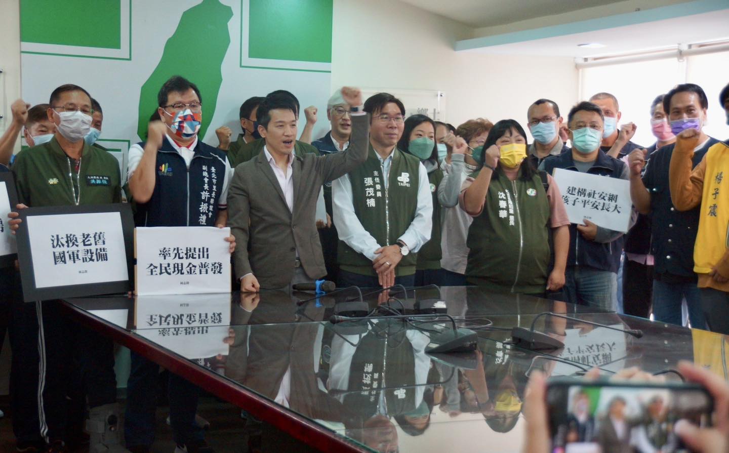 何志偉今（21日）在32位士林、大同區里長陪同下赴台北市黨部登記參選連任。（翻攝自何志偉臉書）