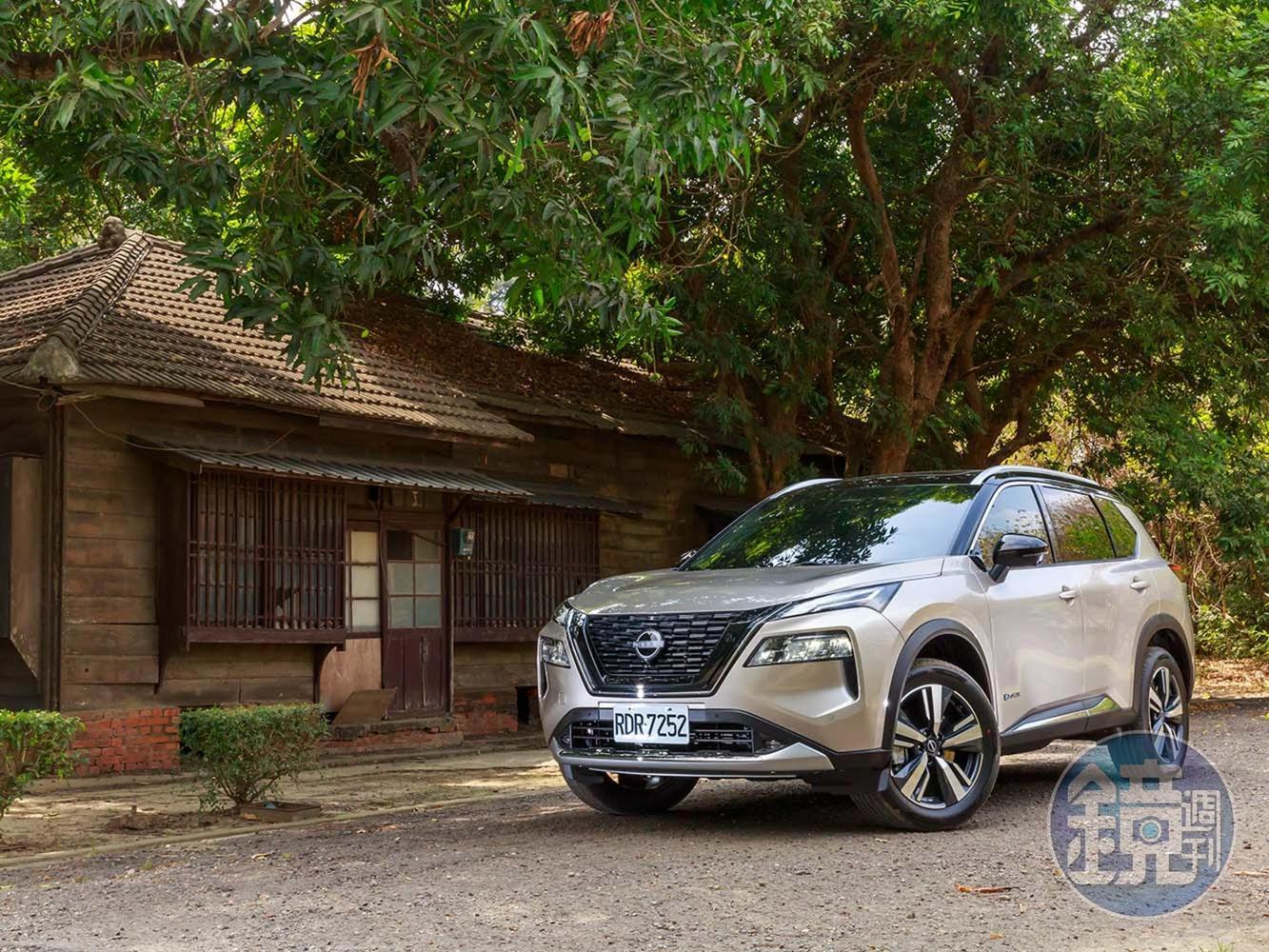 在日產汽車V-MOTION的設計元素框架下，運用分離式LED頭燈組創造大器的車頭造型。