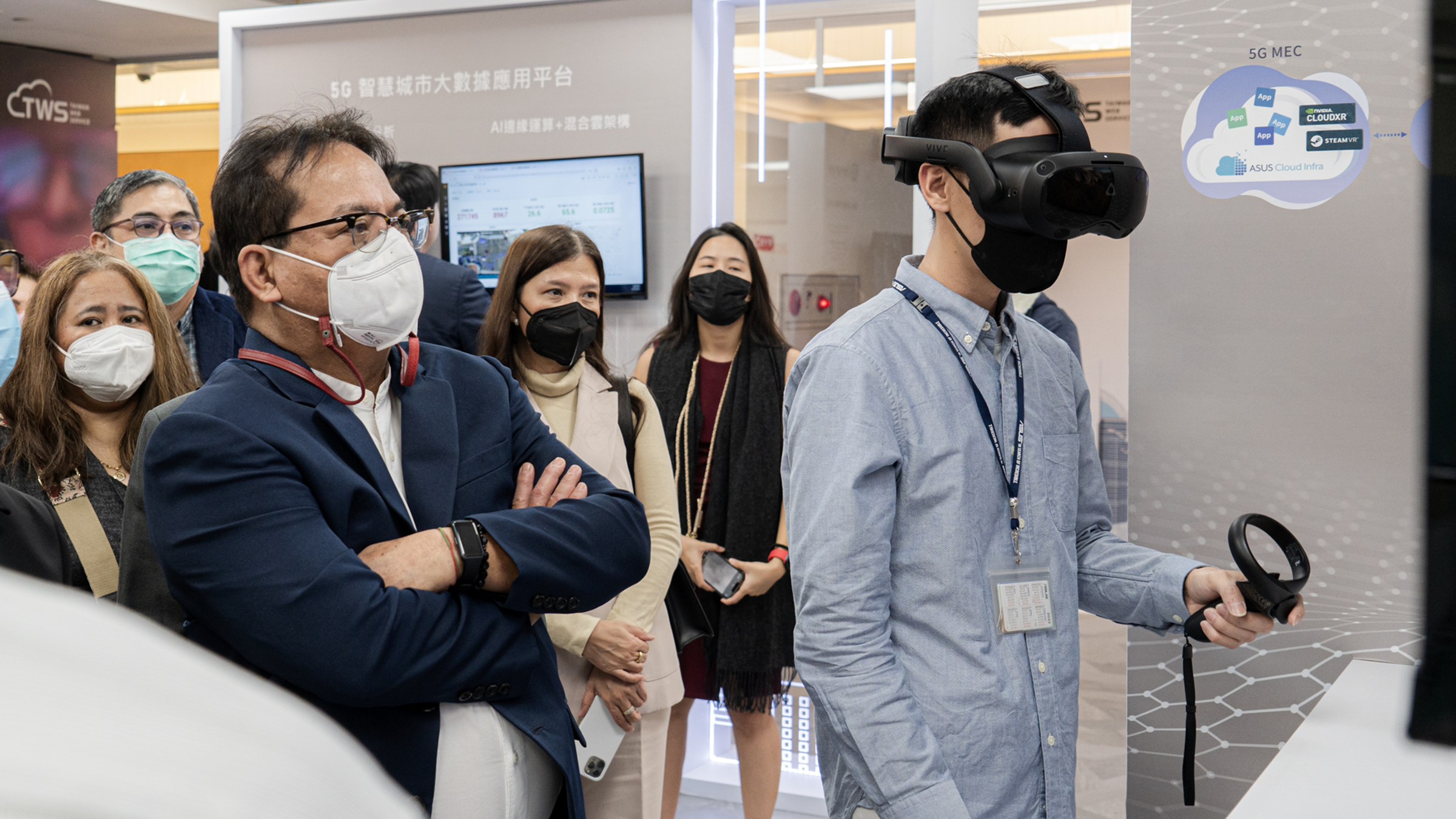 華碩為菲律賓私立醫院協會成員導覽5G AI共創實驗室。