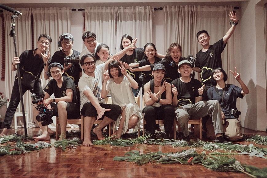 李心潔（前排左三）監製紀錄片，導演夫婿彭順（前排左三）大力支持。（甲上提供）