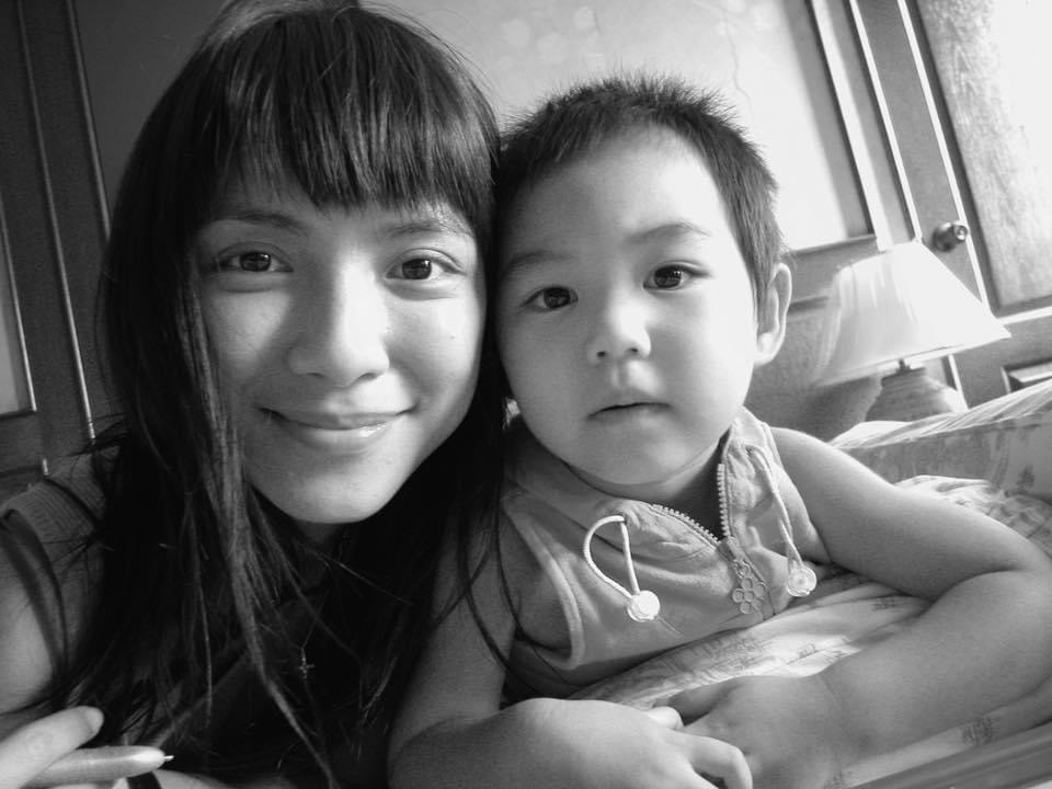 李心潔與當時還年幼的女兒，一見投緣。（甲上提供）