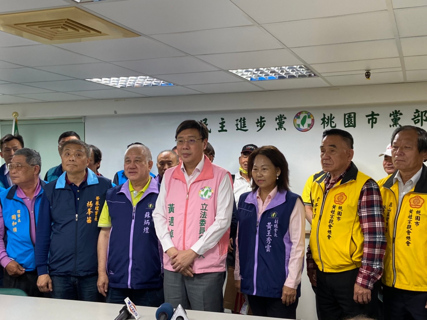 前綠委黃適卓宣布登記參加桃園黨內初選，挑戰現任立委鄭運鵬。（讀者提供）