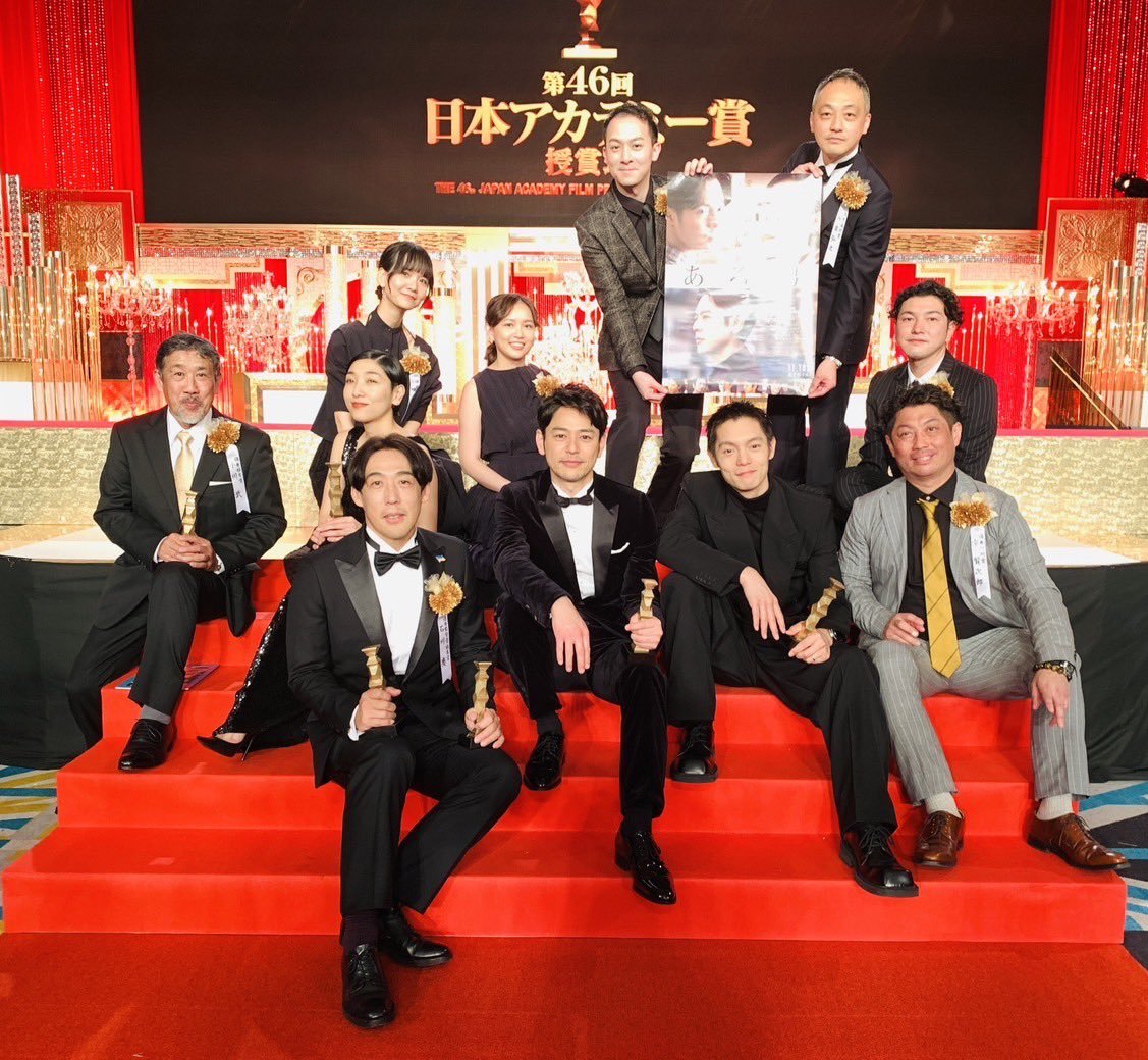 《那個男人》日前在「日本奧斯卡」電影學院獎橫掃8獎,導演石川慶(前排左)率領演員與製作團隊合影。(翻攝自《那個男人》Twitter)