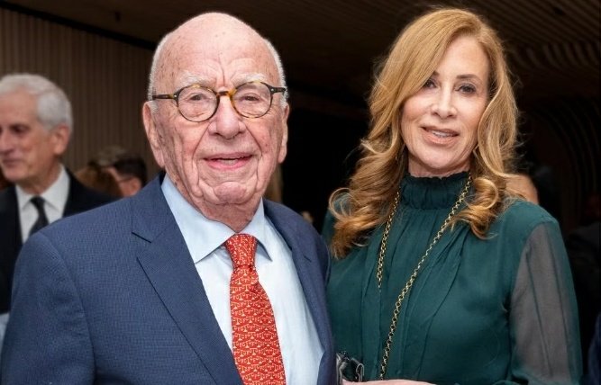 92歲的梅鐸(左)宣布與66歲女友史密斯(右)訂婚。(翻攝@syed2000推特)