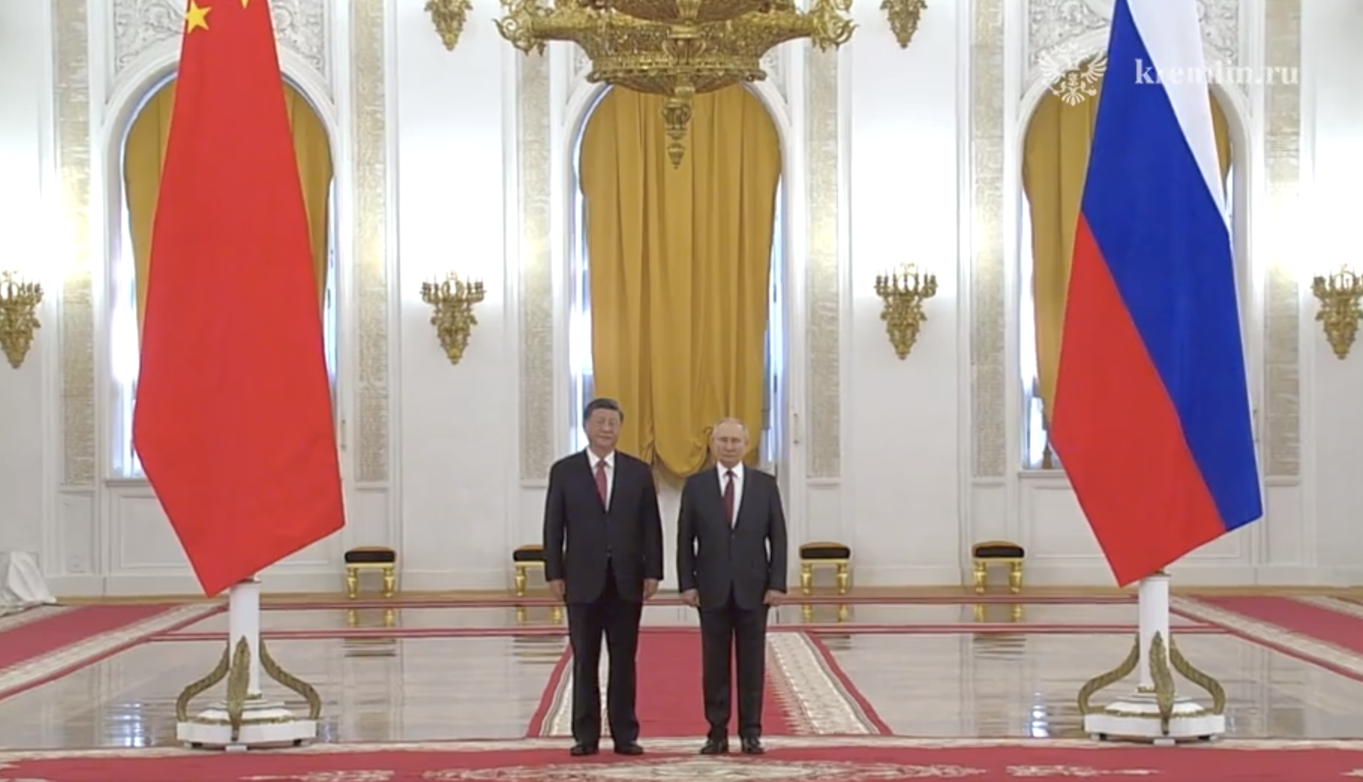現場擺有巨大中、俄國旗。(翻攝Kremlin.ru影片)