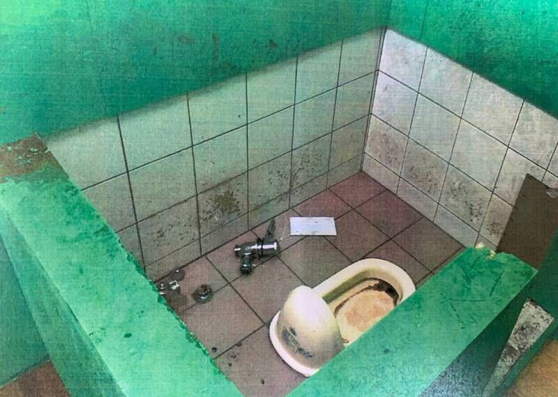 楊姓男子懷疑已亡故同學曾與其前妻交往，跑到人家巷口燃放鞭炮，被捕後還踢壞派出所馬桶沖水閥。（翻攝畫面）