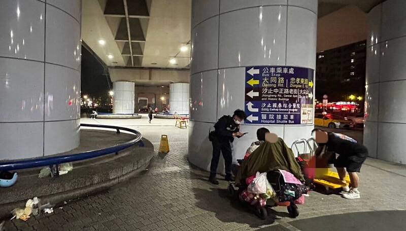 被刺傷的許姓街友被警消送醫,另一被害人蘇男則自己跑到附近派出所報案。(翻攝畫面)