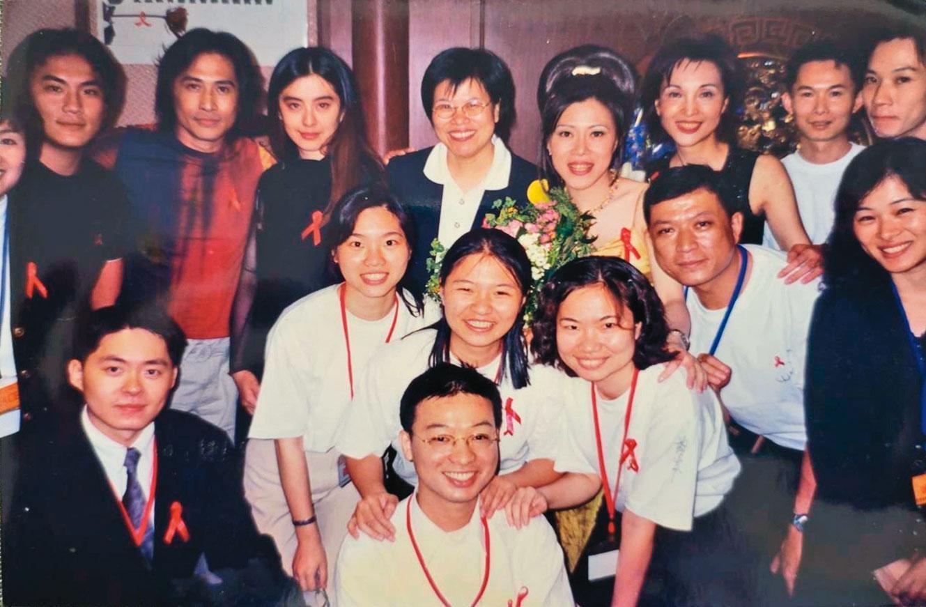 小彤（後排右4）曾是當紅文壇天后，1990年代在圓山飯店主持活動，與齊秦、王祖賢（後排左2、3）合影。（小彤提供）