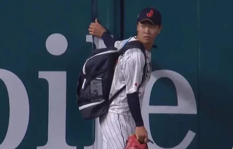 日本隊20歲投手高橋宏斗要到牛棚熱身，卻在場邊找不到入口，畫面一出，網友紛紛直呼「好可愛！」（翻攝推特）