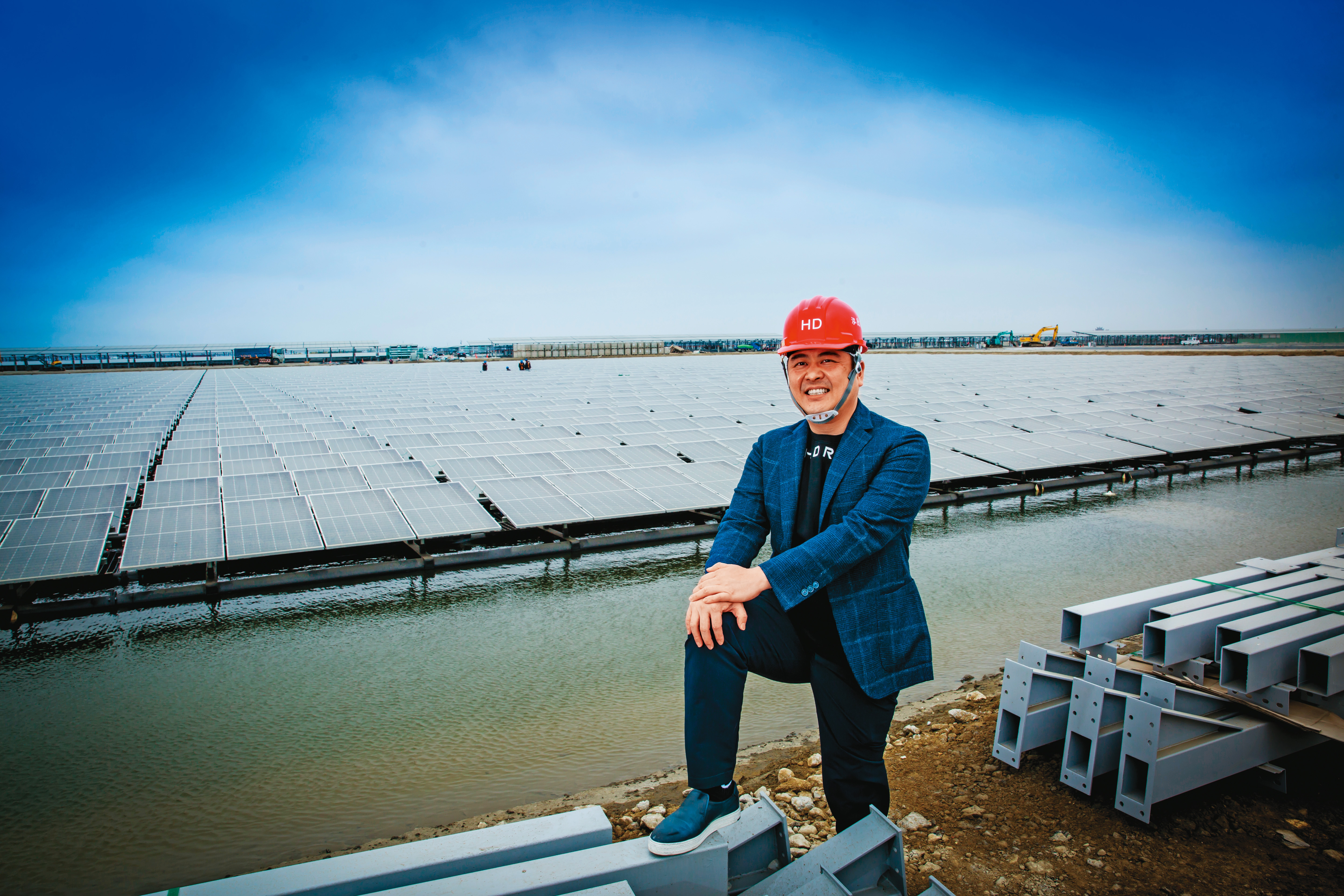 謝源一2016年創辦泓德能源，去年創下50.6億元年營收，光電案場開發量充沛、每年的統包工程營收穩定成長外，今年再針對再生能源間歇性發電特性投入儲能。