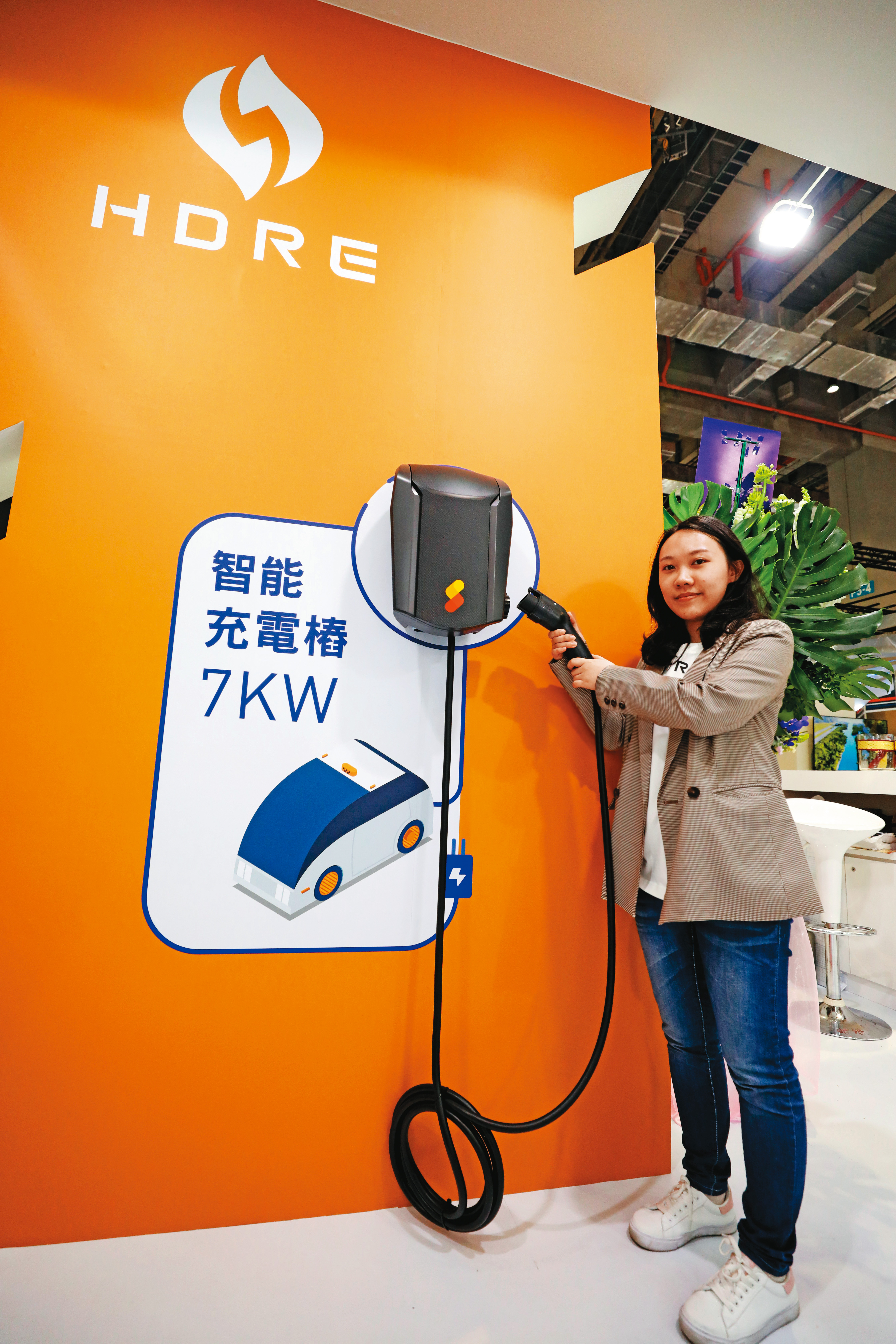 泓德能源子公司星舟快充負責電動車充電樁，壁掛式充電槍適合住家型使用。（資料照）