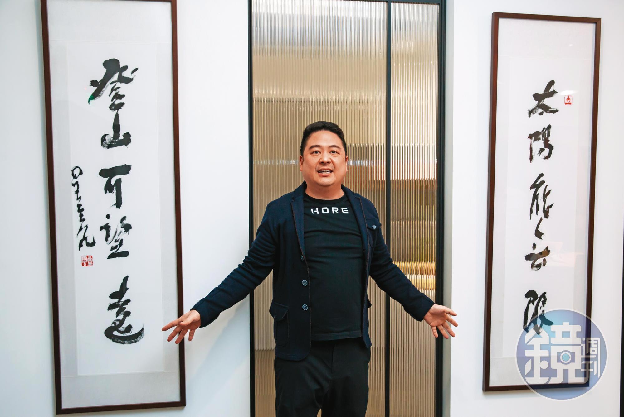 謝源一從小與星雲法師結緣,大師得知他投入太陽能光電產業後,親自寫對聯鼓勵。