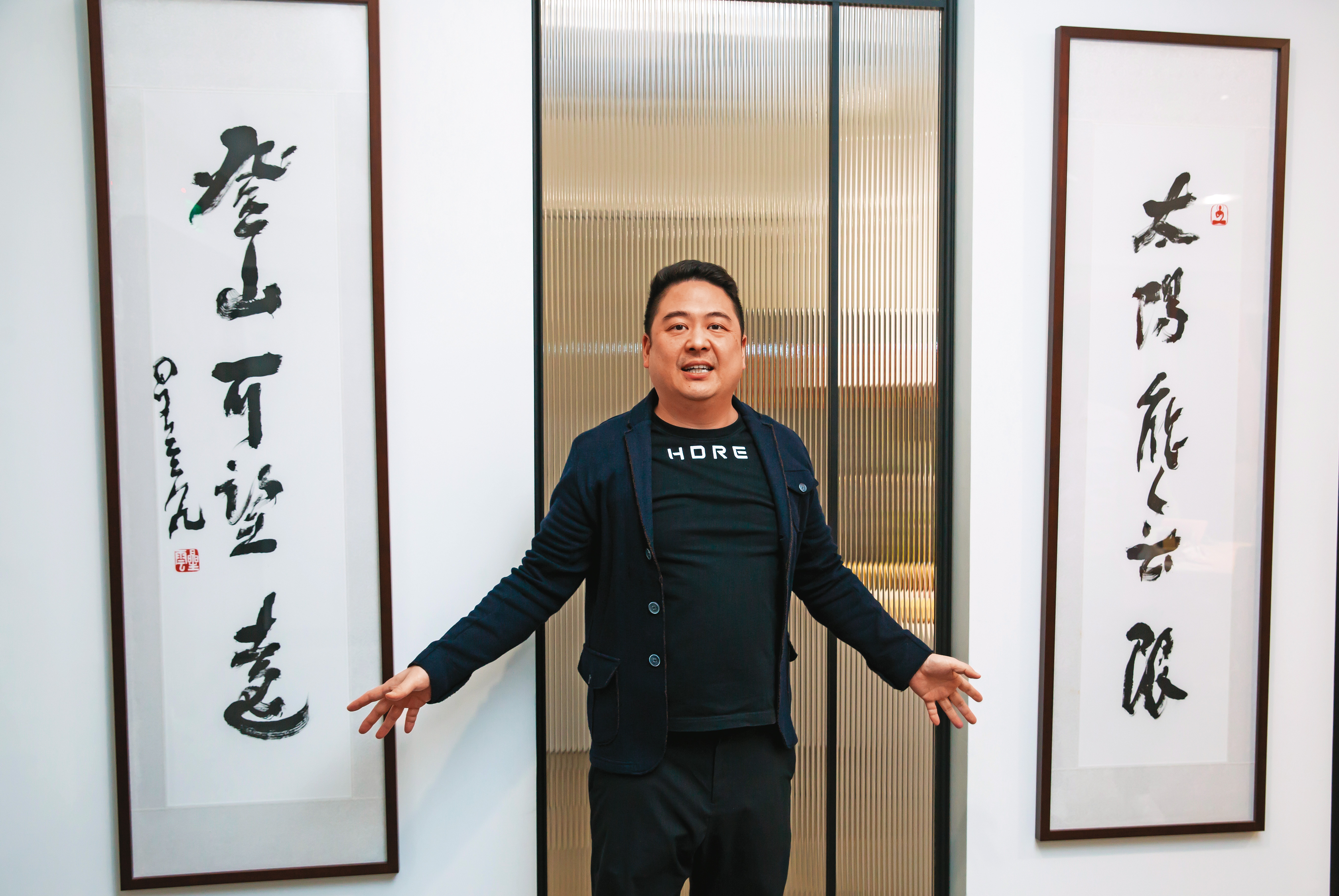 謝源一從小與星雲法師結緣，大師得知他投入太陽能光電產業後，親自寫對聯鼓勵。