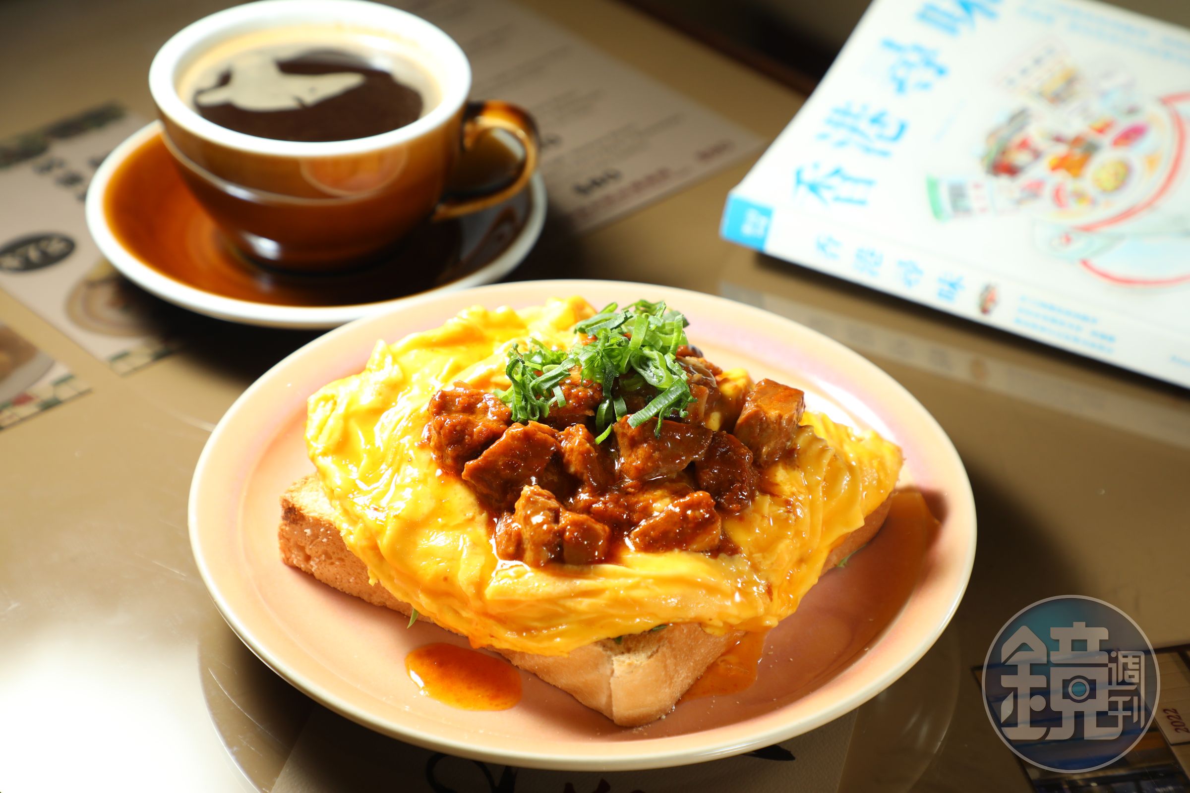 「大安茶氷廳」的「五香肉丁滑蛋多士」是罐頭食品的最高級表現。（港幣54元／份）