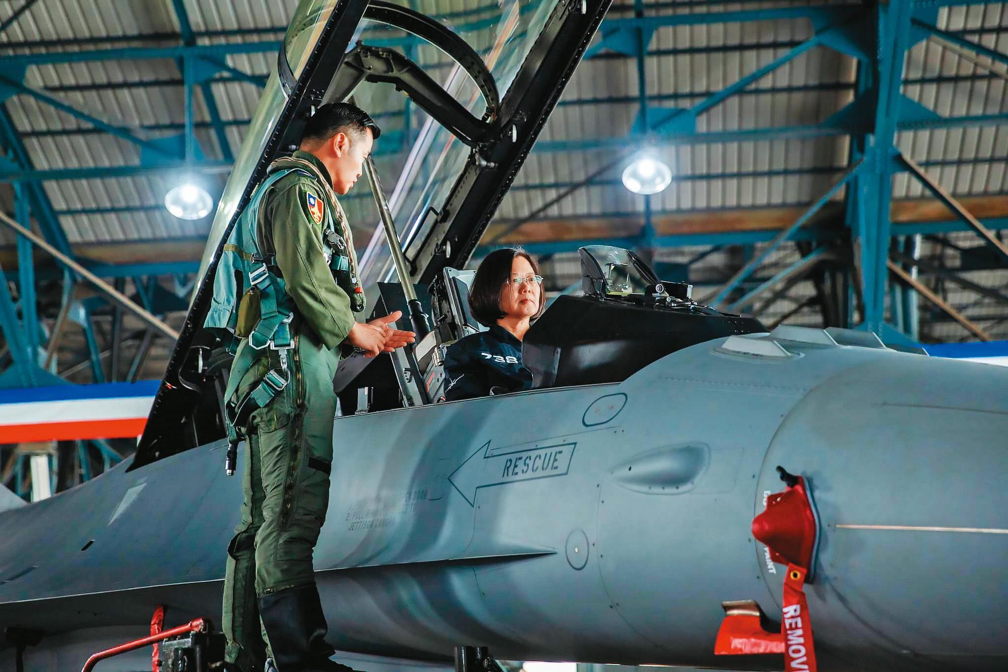 F-16V戰機升級案是台灣與洛馬透過工合案合作,成功的案例之一。(翻攝蔡英文臉書)
