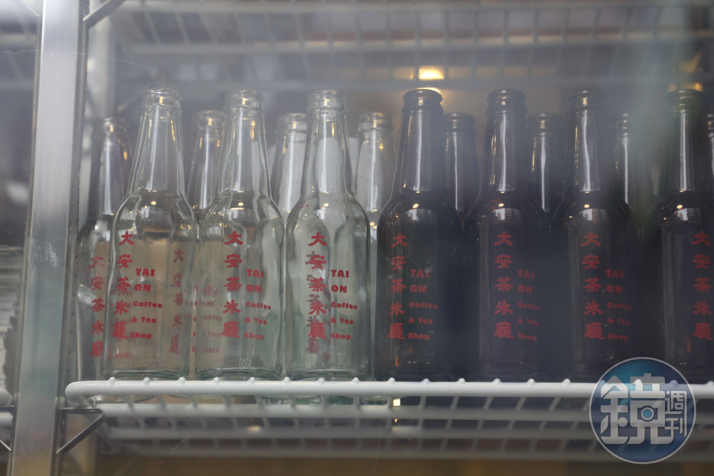 冰箱裡的老派玻璃瓶，也是一種裝飾。
