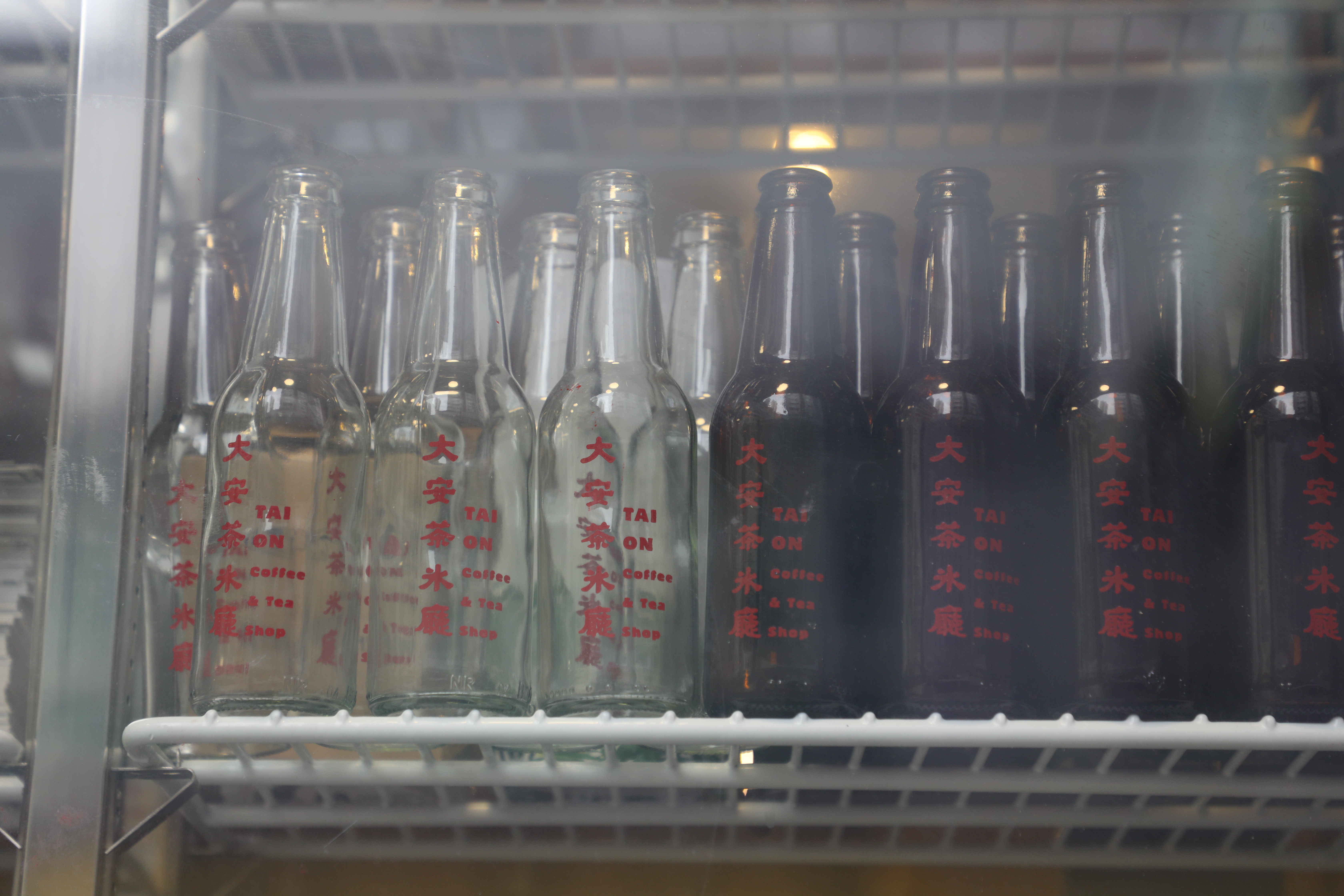 冰箱裡的老派玻璃瓶，也是一種裝飾。