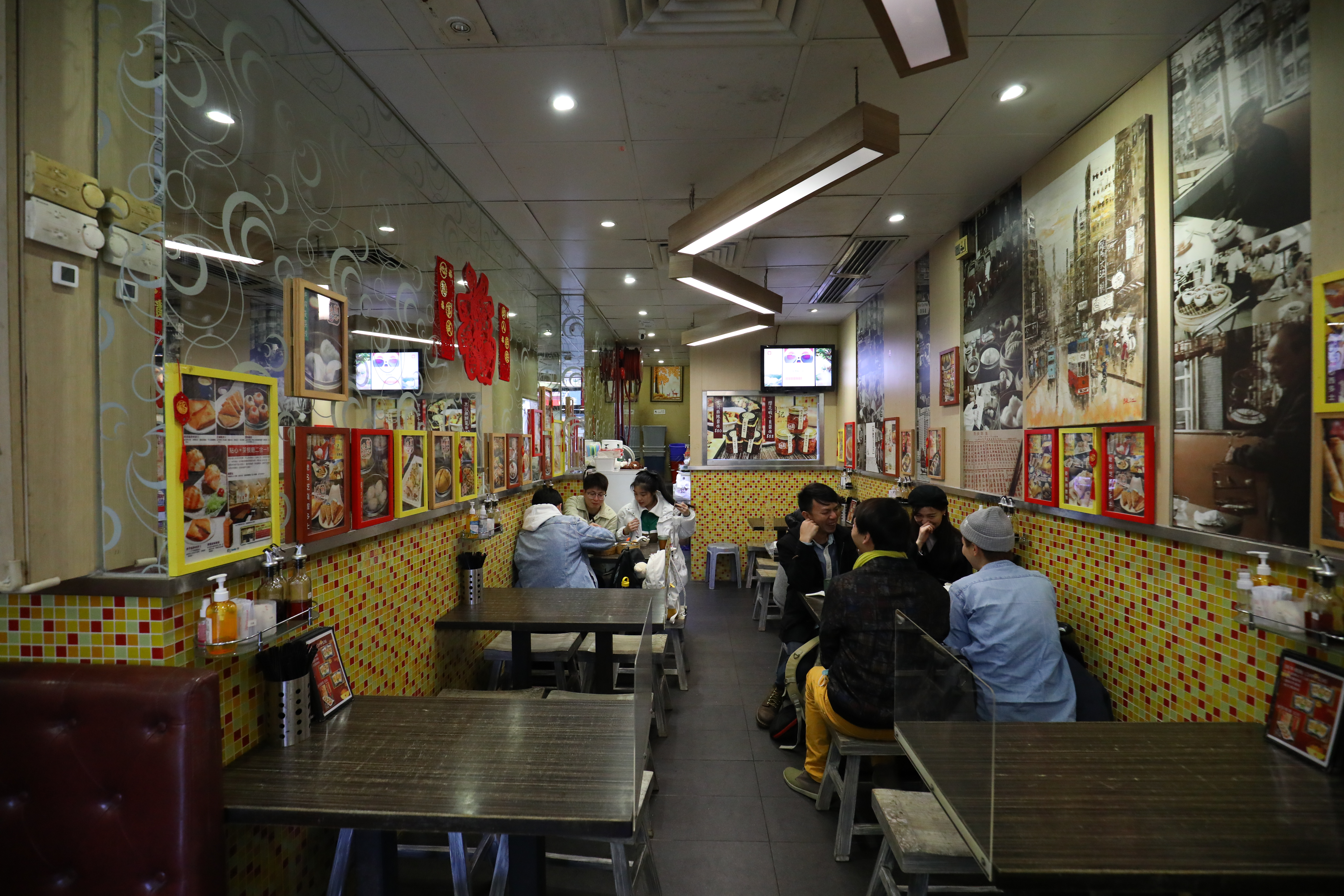 周記的用餐空間樸實無華，就是茶餐廳的格局。