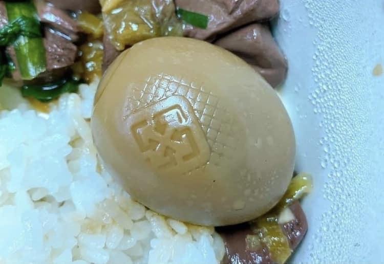 網友分享打開餐盒看見一顆滷蛋,但是蛋上卻印著「資源回收」符號。(翻攝自臉書社團爆廢公社二館)
