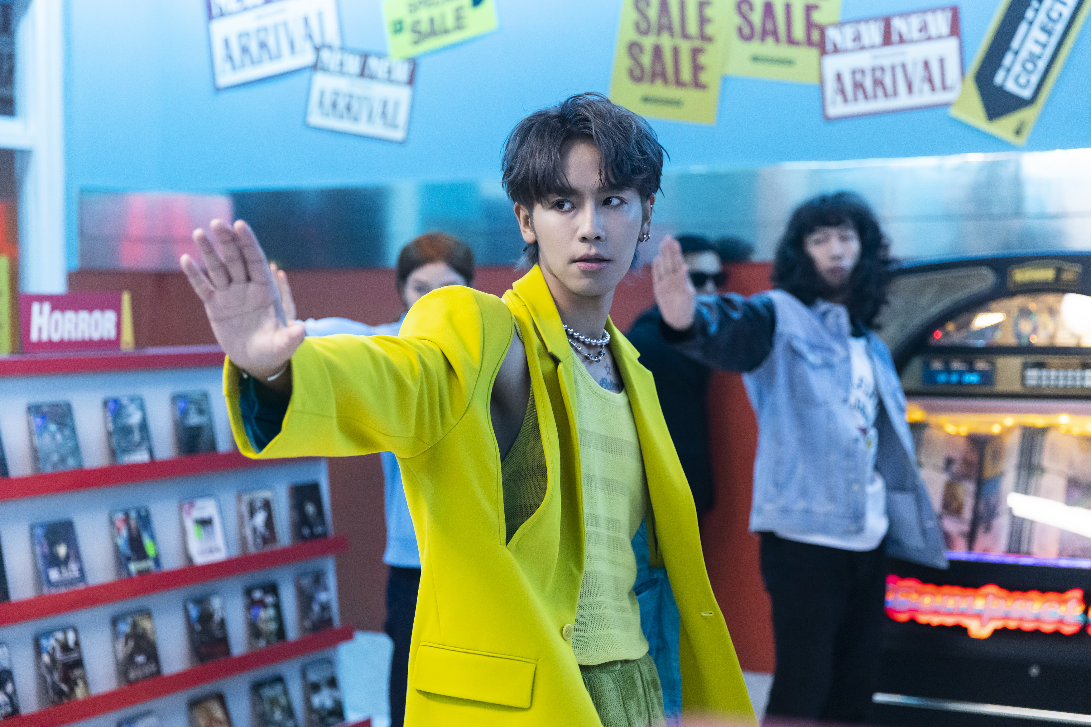 鼓鼓變身電影明星，打造GBOYSWAG出租店。（相信音樂提供）