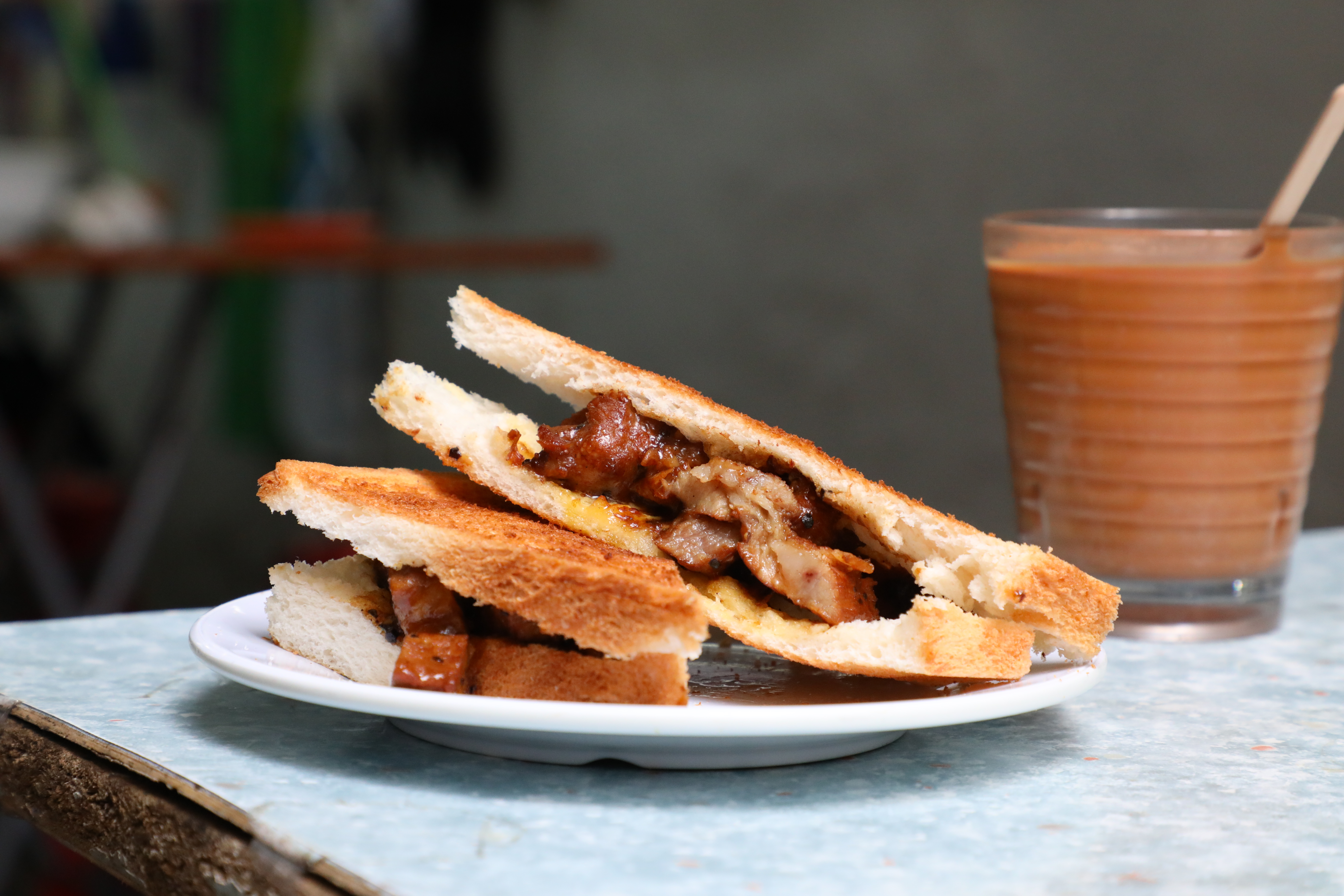 「炳記茶檔」的「奶茶」和「豬扒三文治」是無敵組合，當早餐、下午茶都適合。