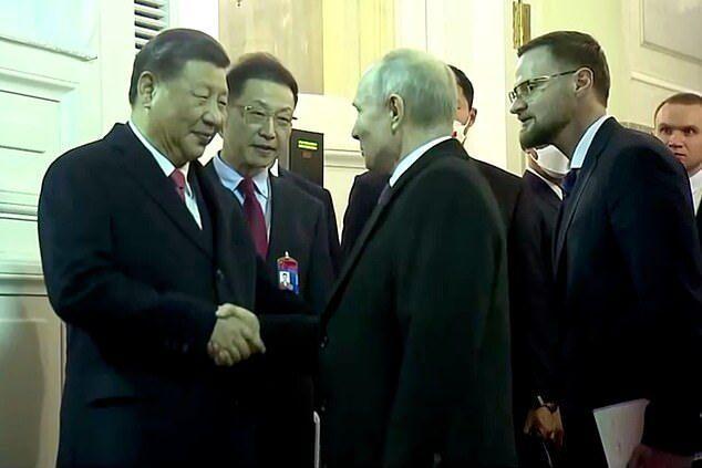 習近平緊握普丁之手發豪語，「我們將推動百年來大變革」！敲響西方警鐘。（翻自《每日郵報》）