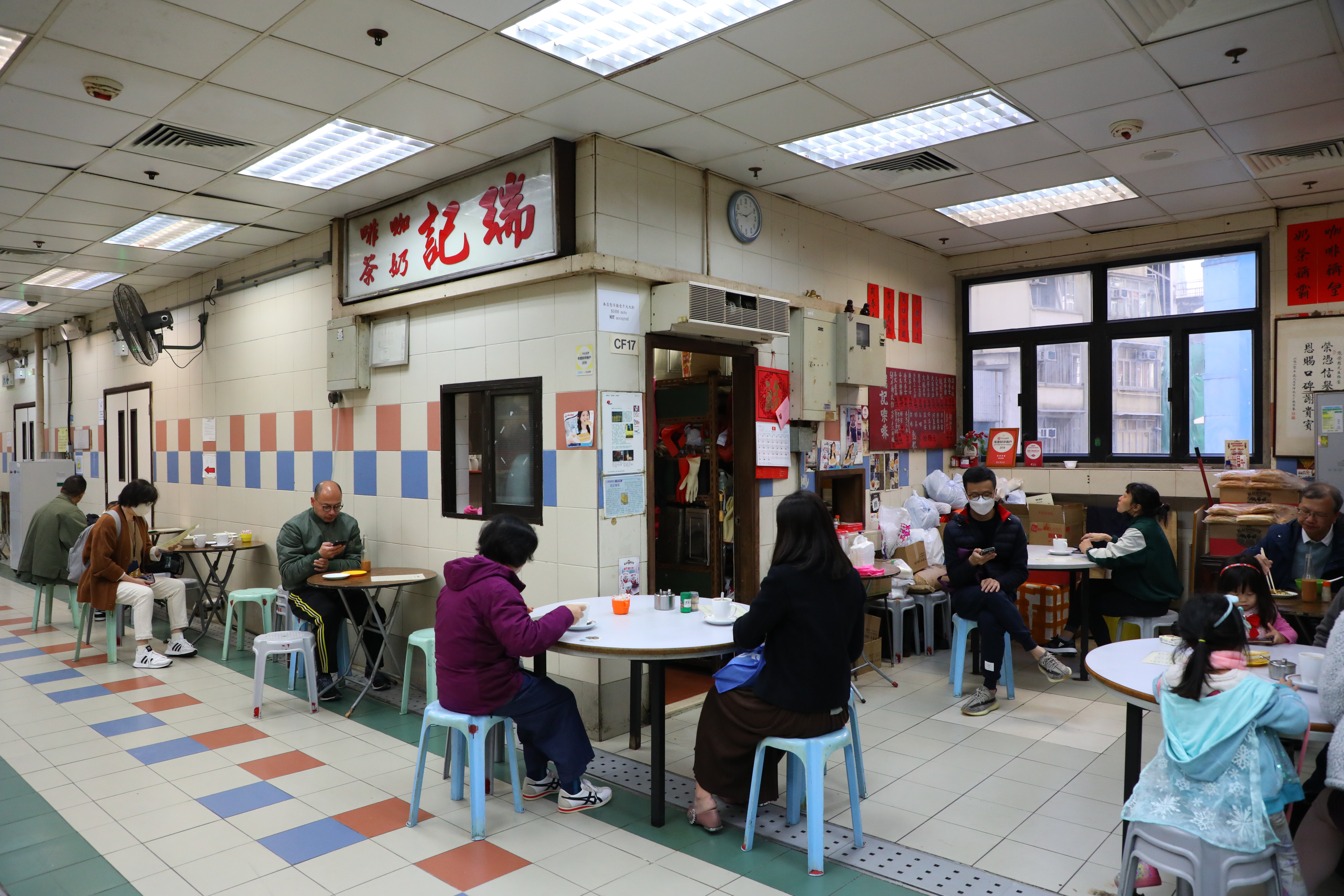 上環熟食中心的空間挑高，寬敞明亮，瑞記是其中屹立不搖的老字號。