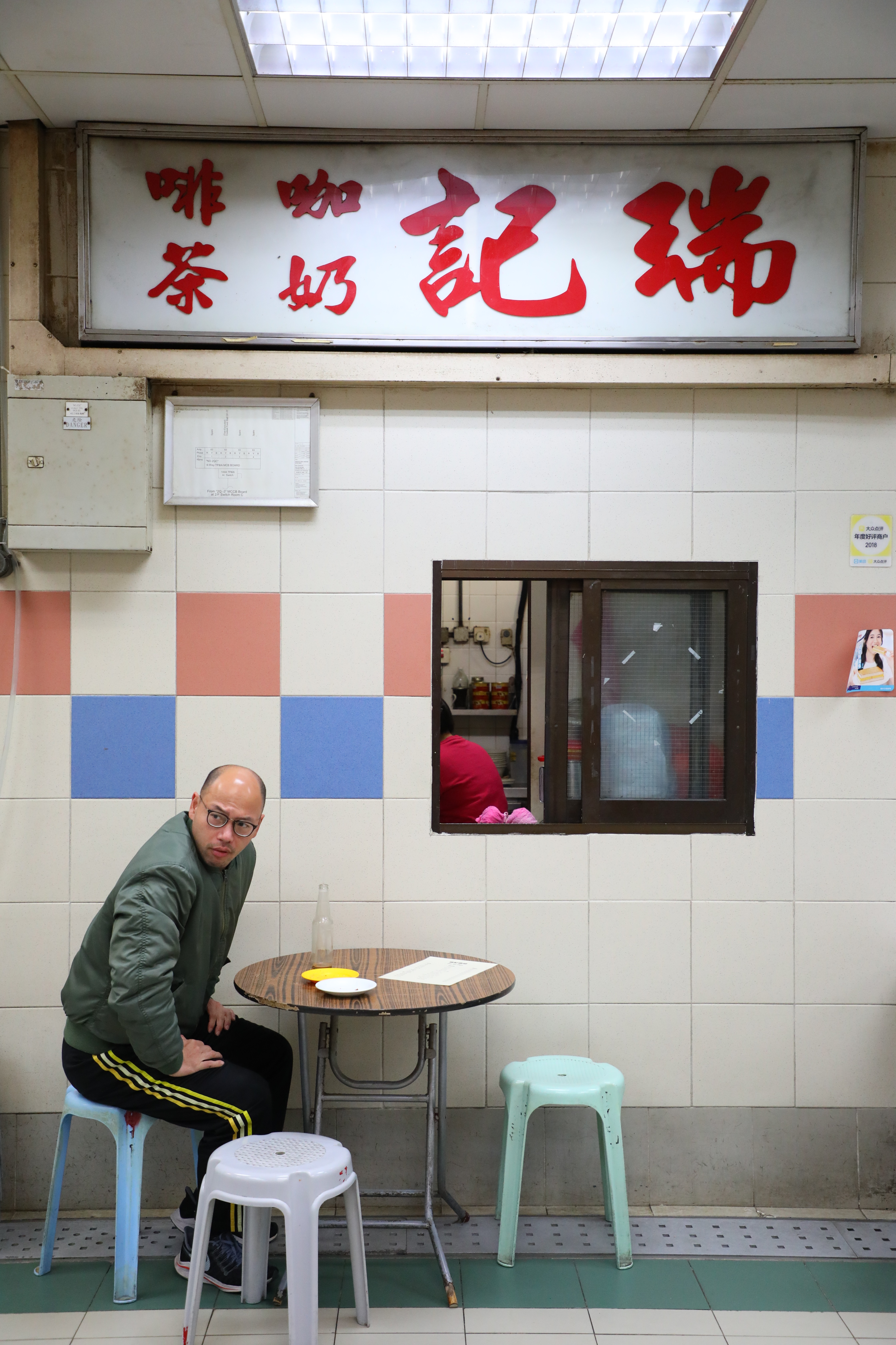 許多常客每天早上都要來報到喝奶茶，一天才正式開始。