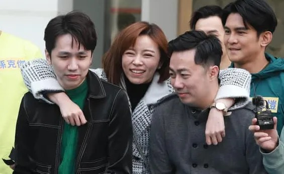 艾成（右）的親弟弟艾翔（左）過去和家人來台時，王瞳（中）一路接待。（翻攝臉書）