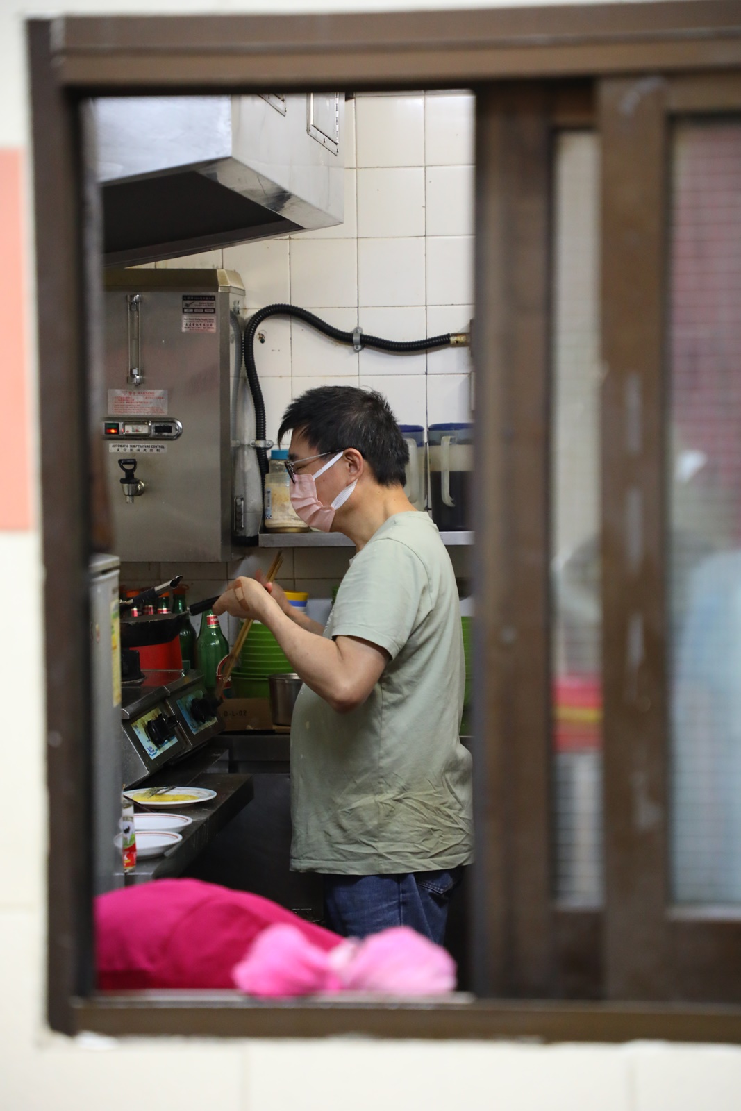老闆在小廚房裡用心製作每樣食物。