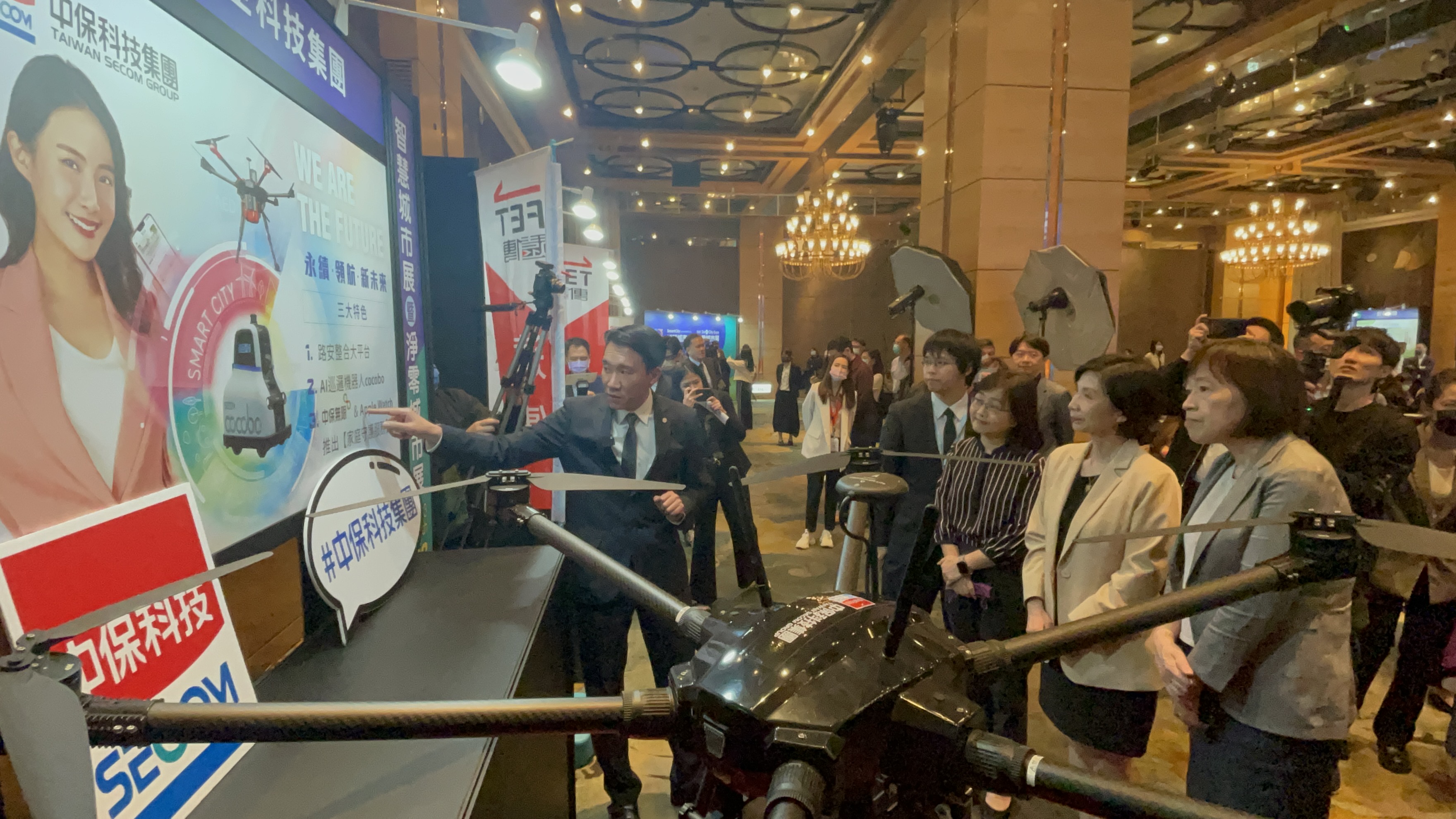 台北市副市長林奕華和資訊局長趙式隆在中保科攤位了解，無人機AED空中救援派遣服務。