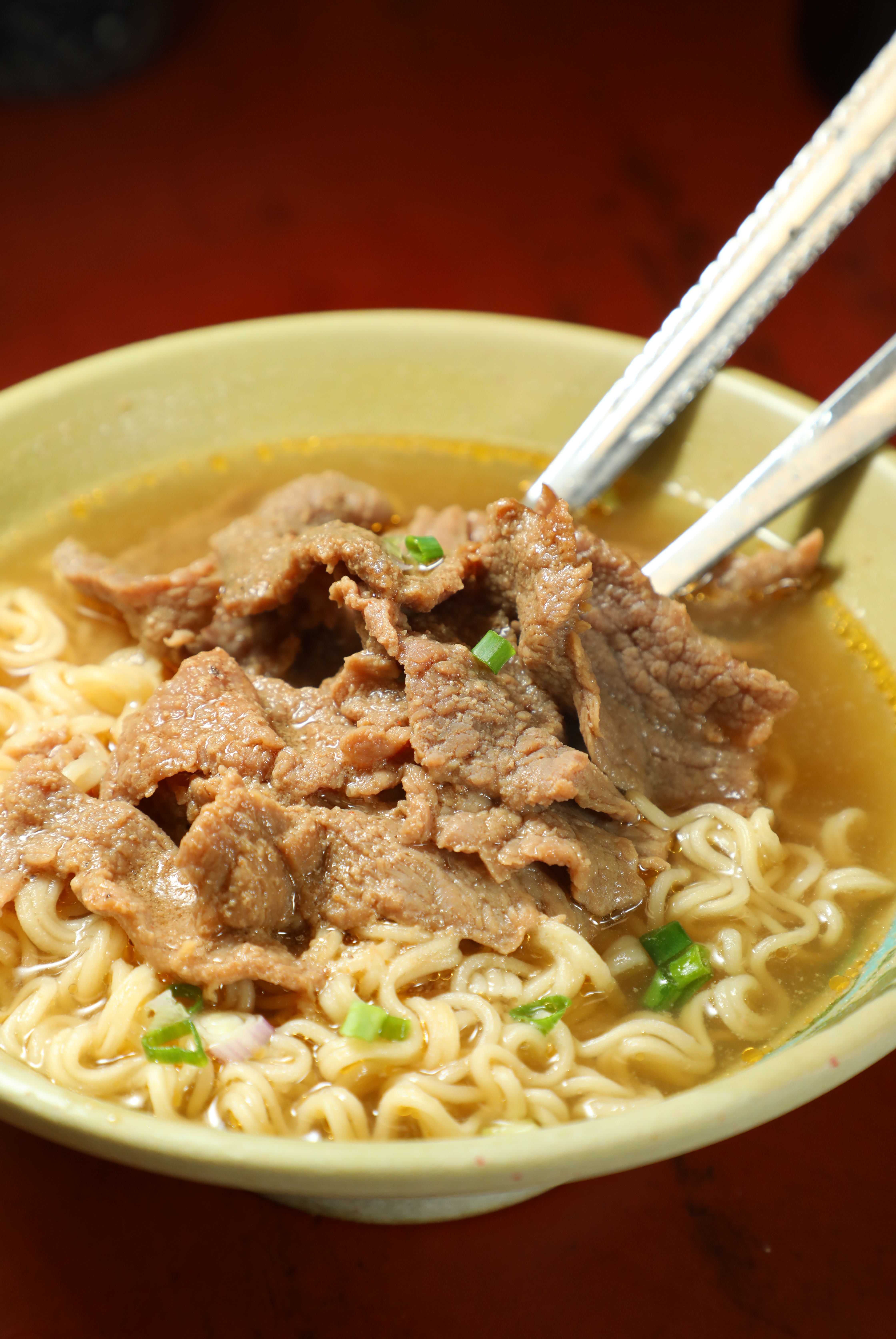 「沙嗲牛肉公仔麵」清爽美味。（港幣25元／碗）