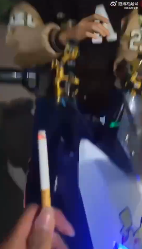 屁孩飆車前還聚在一起抽菸。（翻自微博）